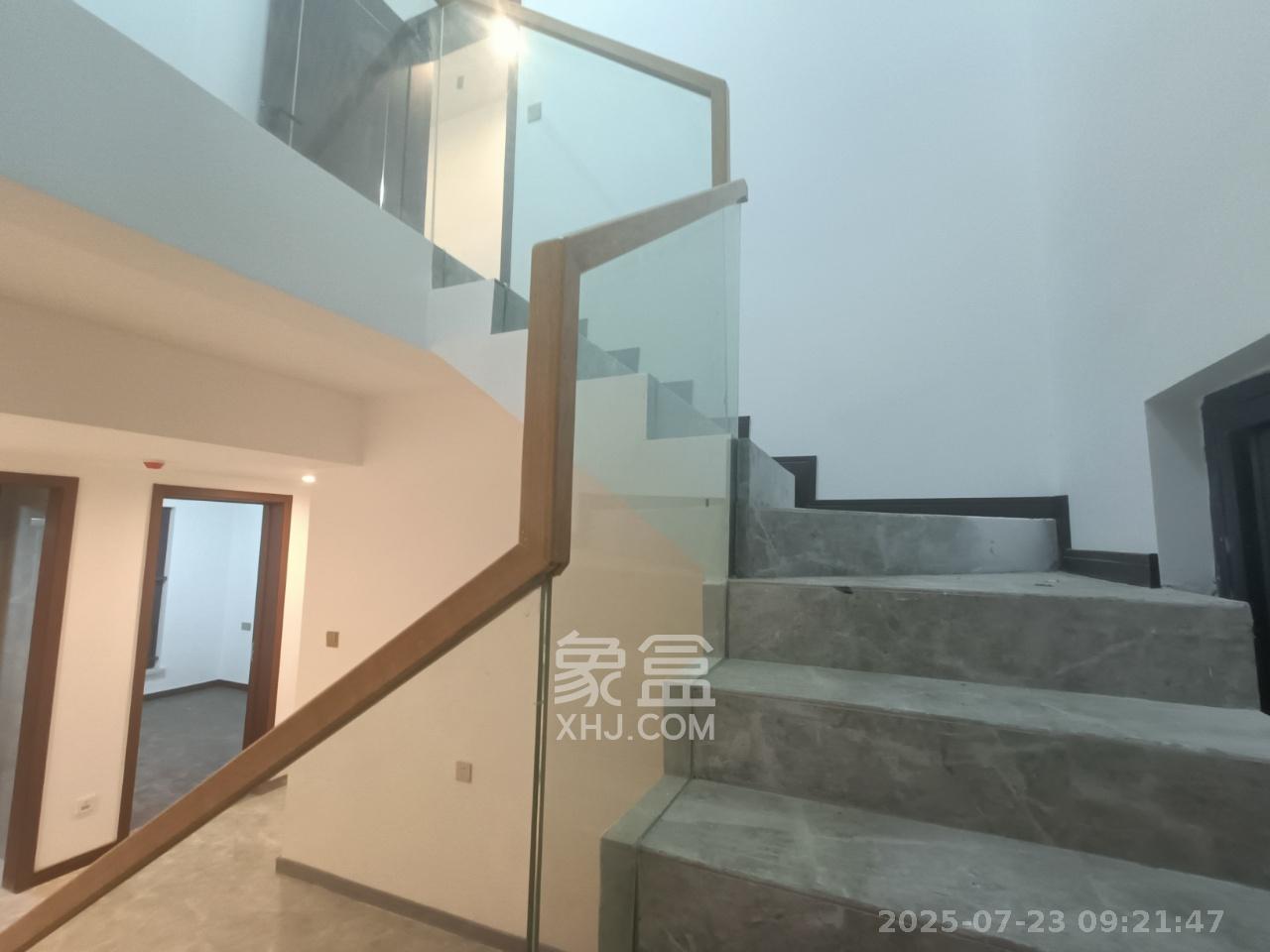 绿地长沙城际空间站(绿地新里佳苑) 5室2厅3卫 5500.0元/月 绿地长沙城际空间站(绿地新里佳苑) 5室2厅3卫 5500.0元/月室内图