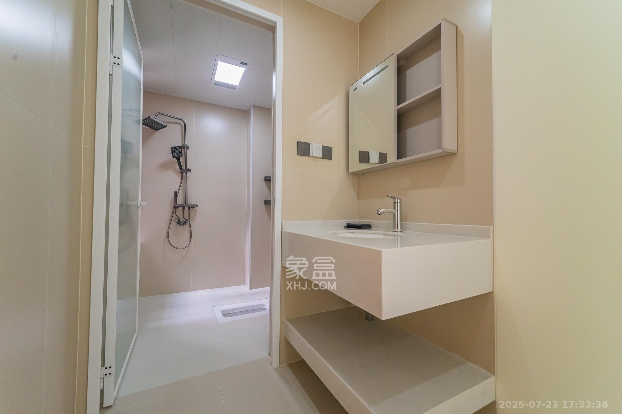 华润凤凰城二期  4室2厅1卫    82.8万卫生间