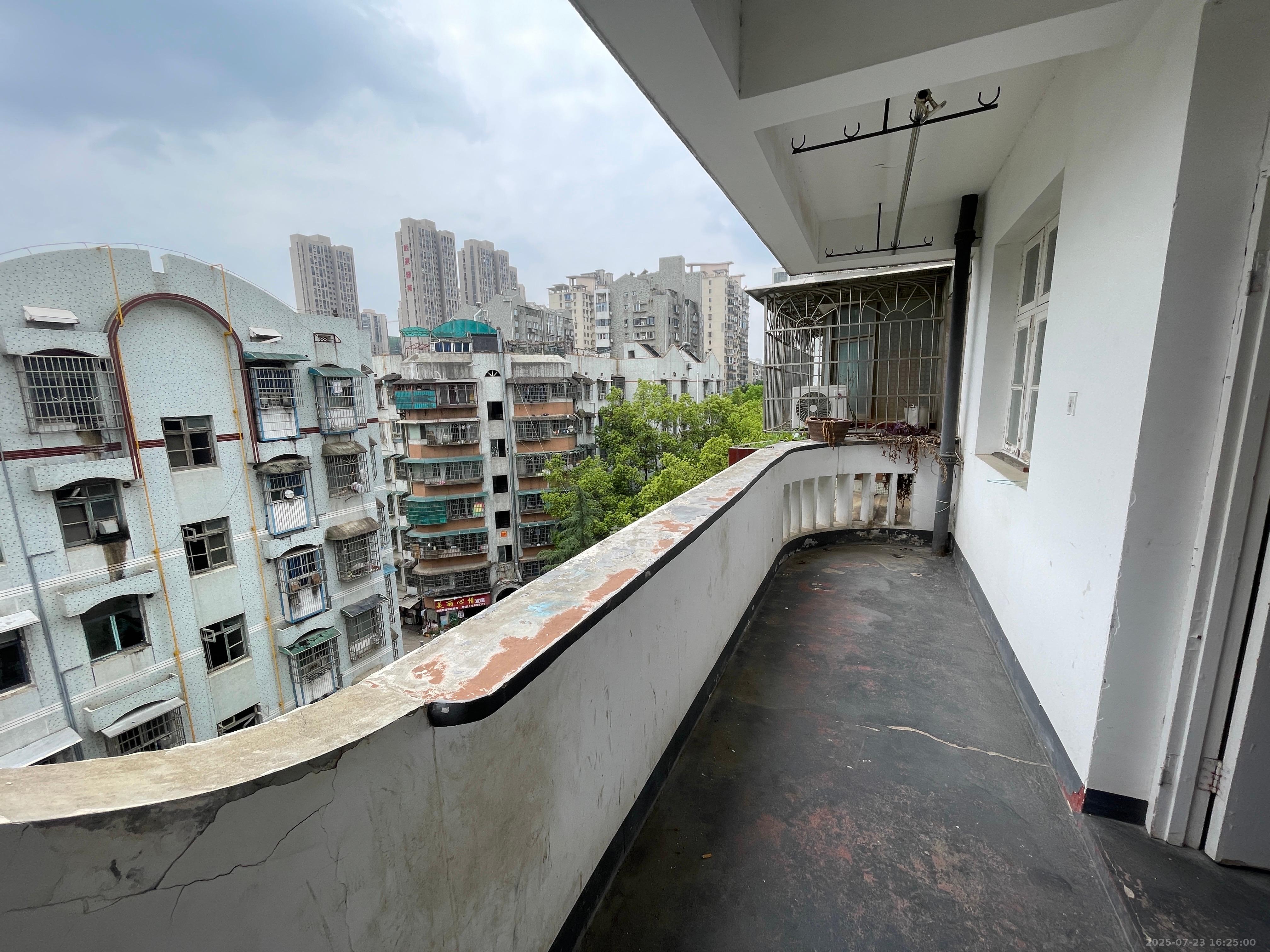 英才园二片  2室2厅1卫    1300.0元/月室内图