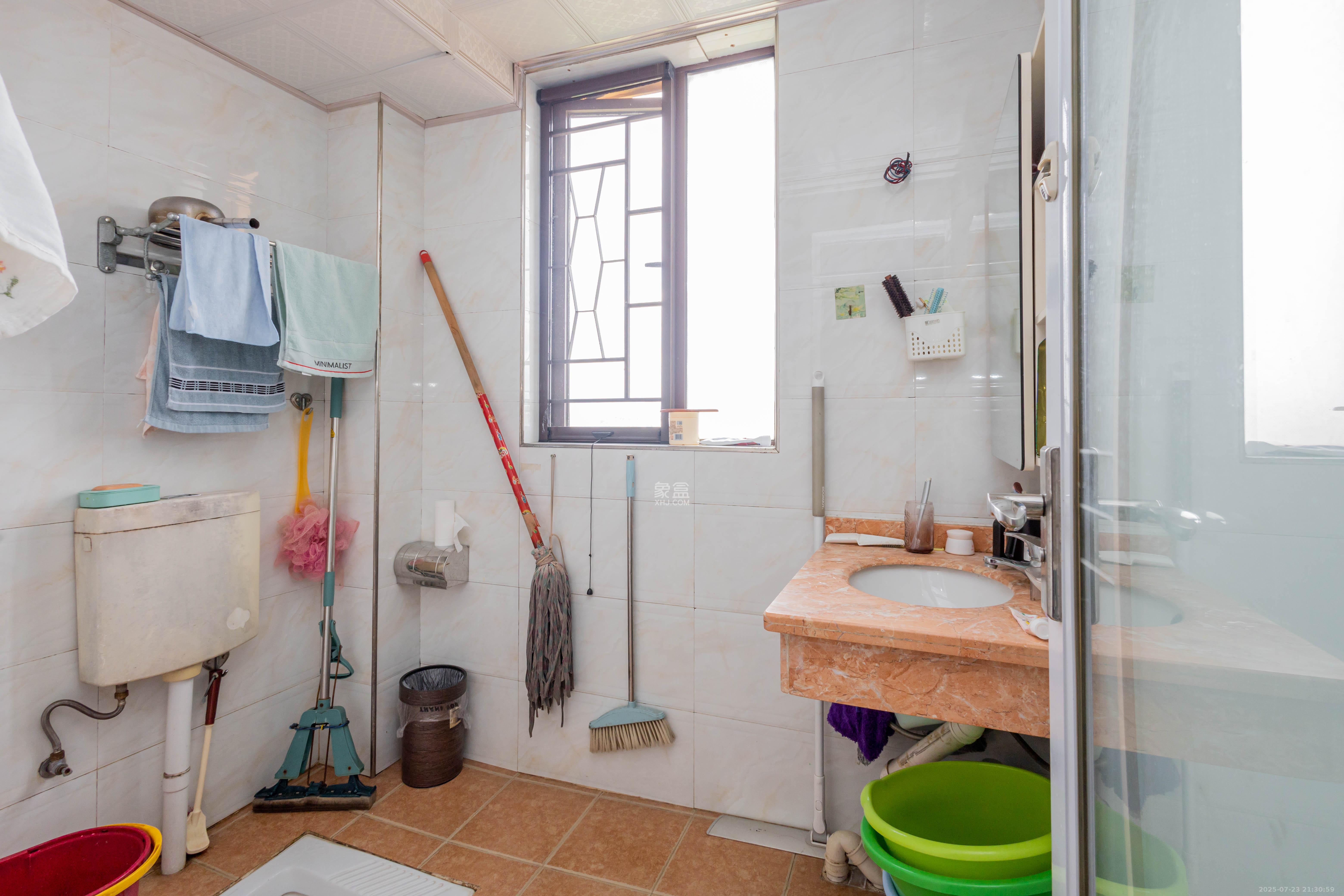 天园假日 4室2厅2卫 145.8万 天园假日 4室2厅2卫 145.8万卫生间