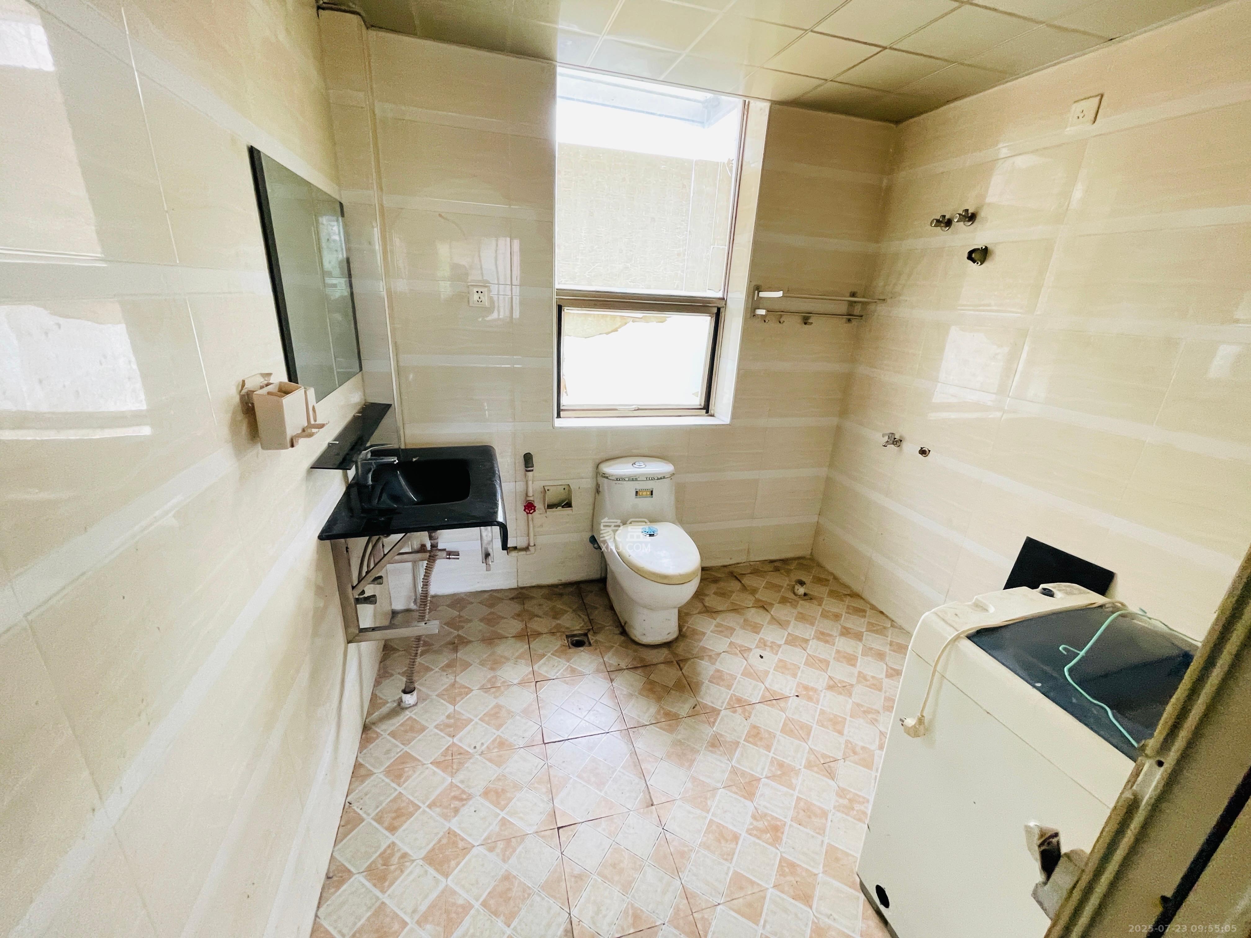 芙蓉公寓 4室2厅1卫 2500.0元/月 芙蓉公寓 4室2厅1卫 2500.0元/月室内图