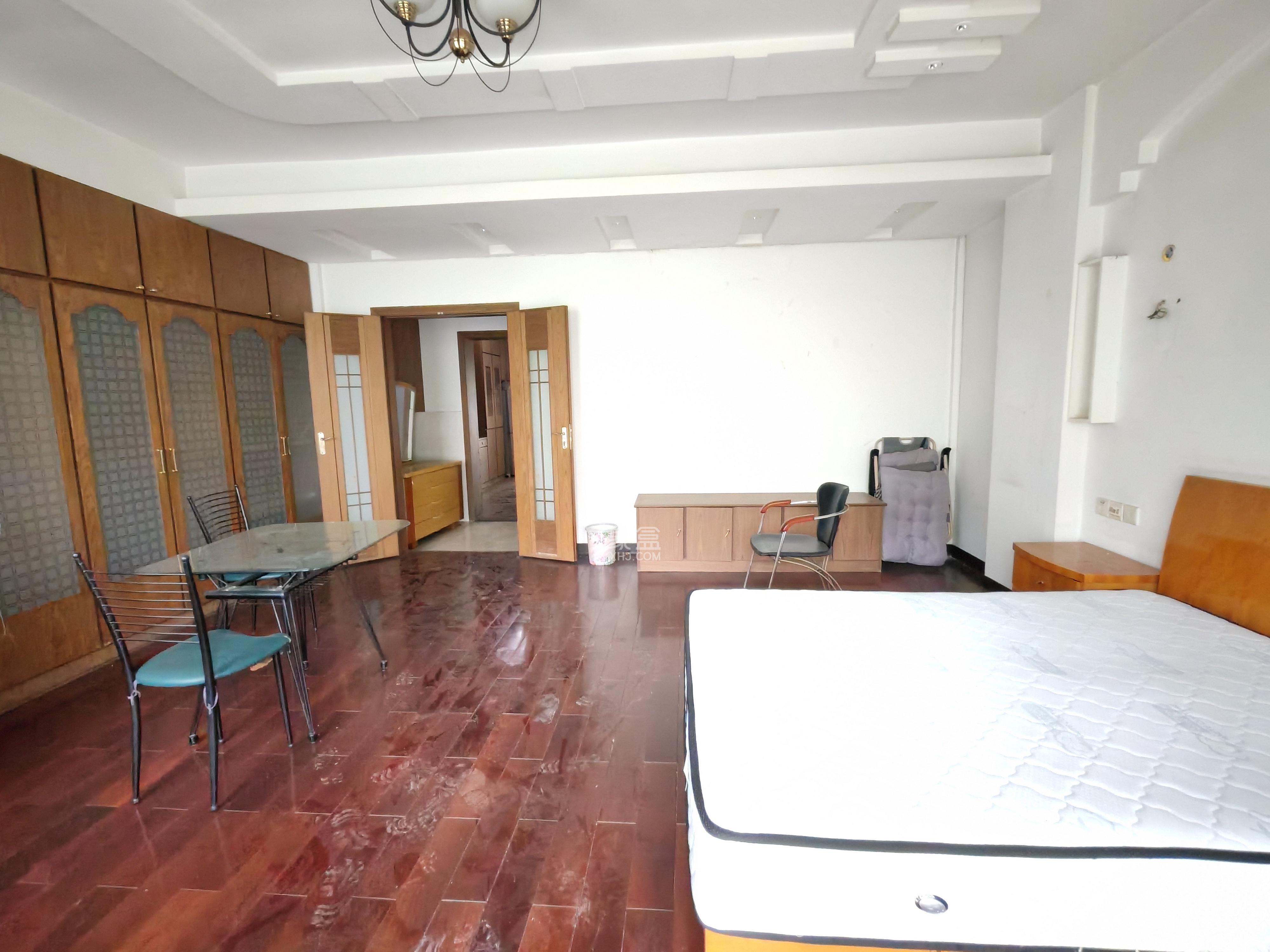 荷花园保险公司宿舍  4室2厅1卫    1800.0元/月室内图