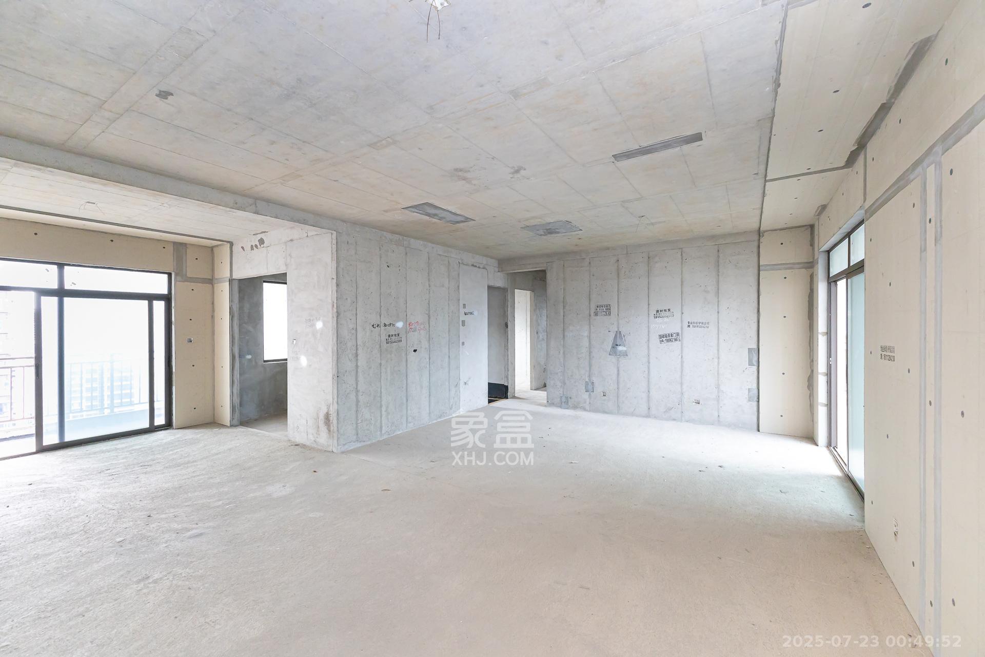 润和湘江天地E区  4室2厅2卫    240.0万 润和湘江天地E区  4室2厅2卫    240.0万客厅