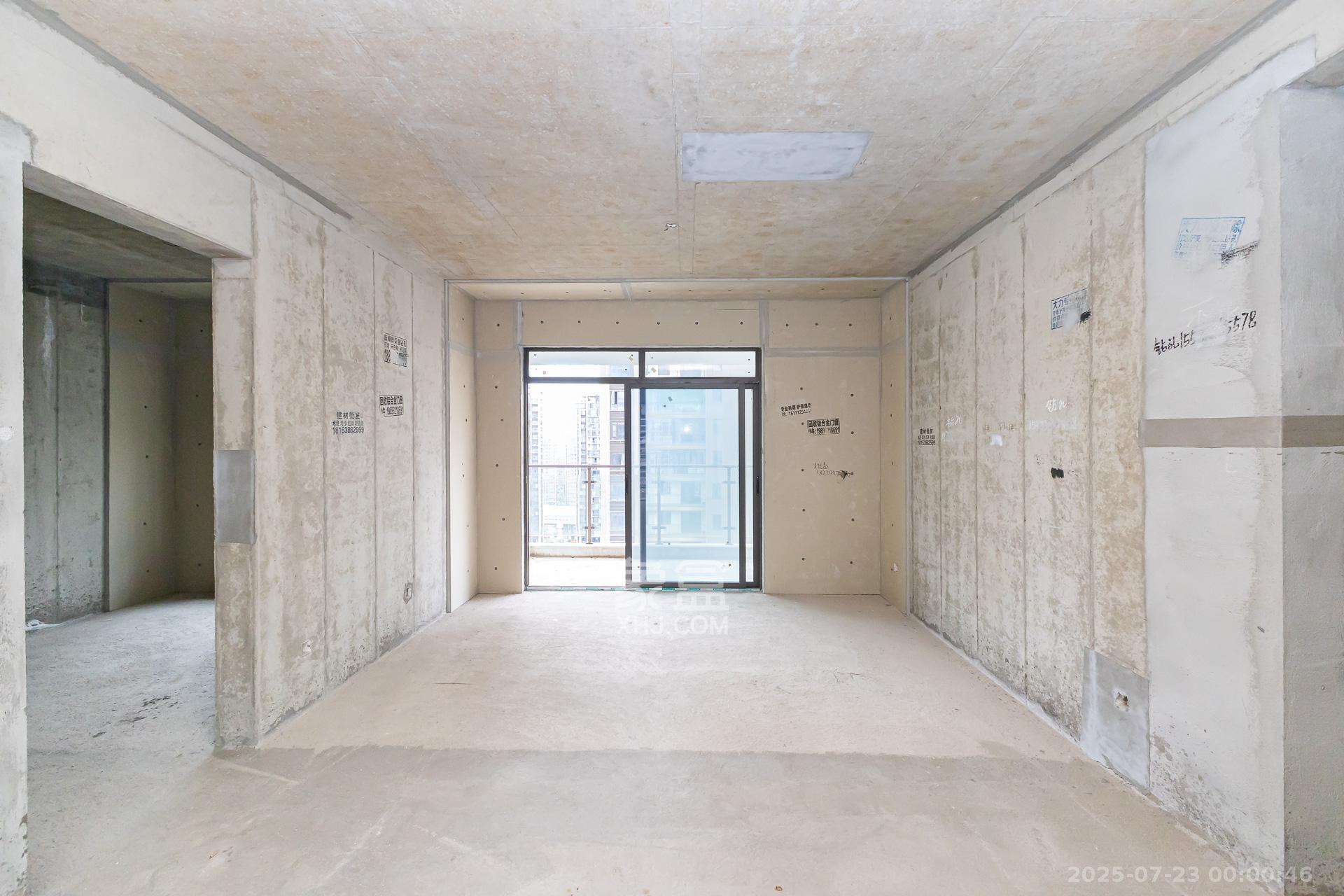 润和湘江天地E区 4室2厅3卫 160.0万 润和湘江天地E区 4室2厅3卫 160.0万客厅