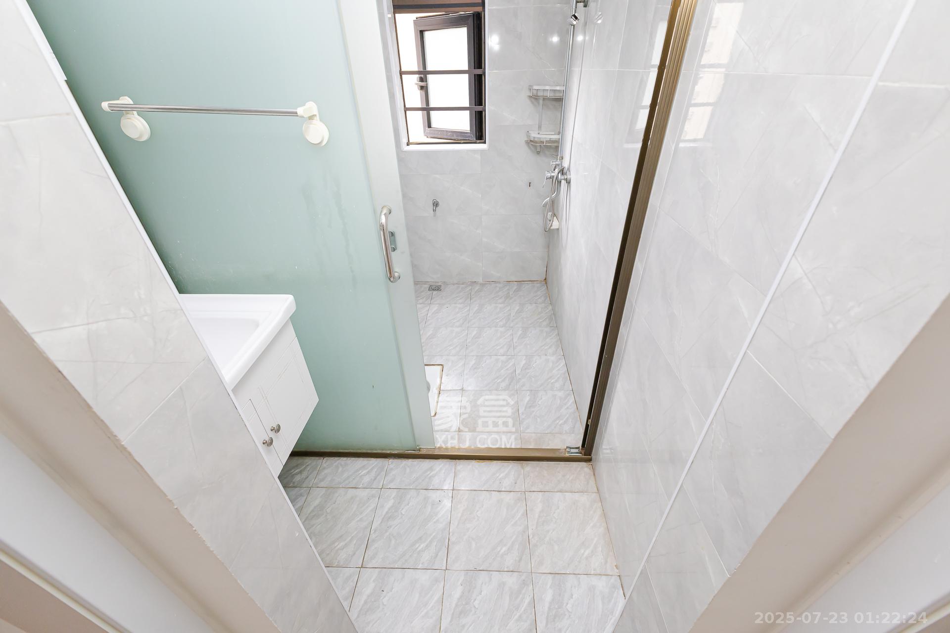 时代倾城三期 2室1厅1卫 62.8万 时代倾城三期 2室1厅1卫 62.8万卫生间