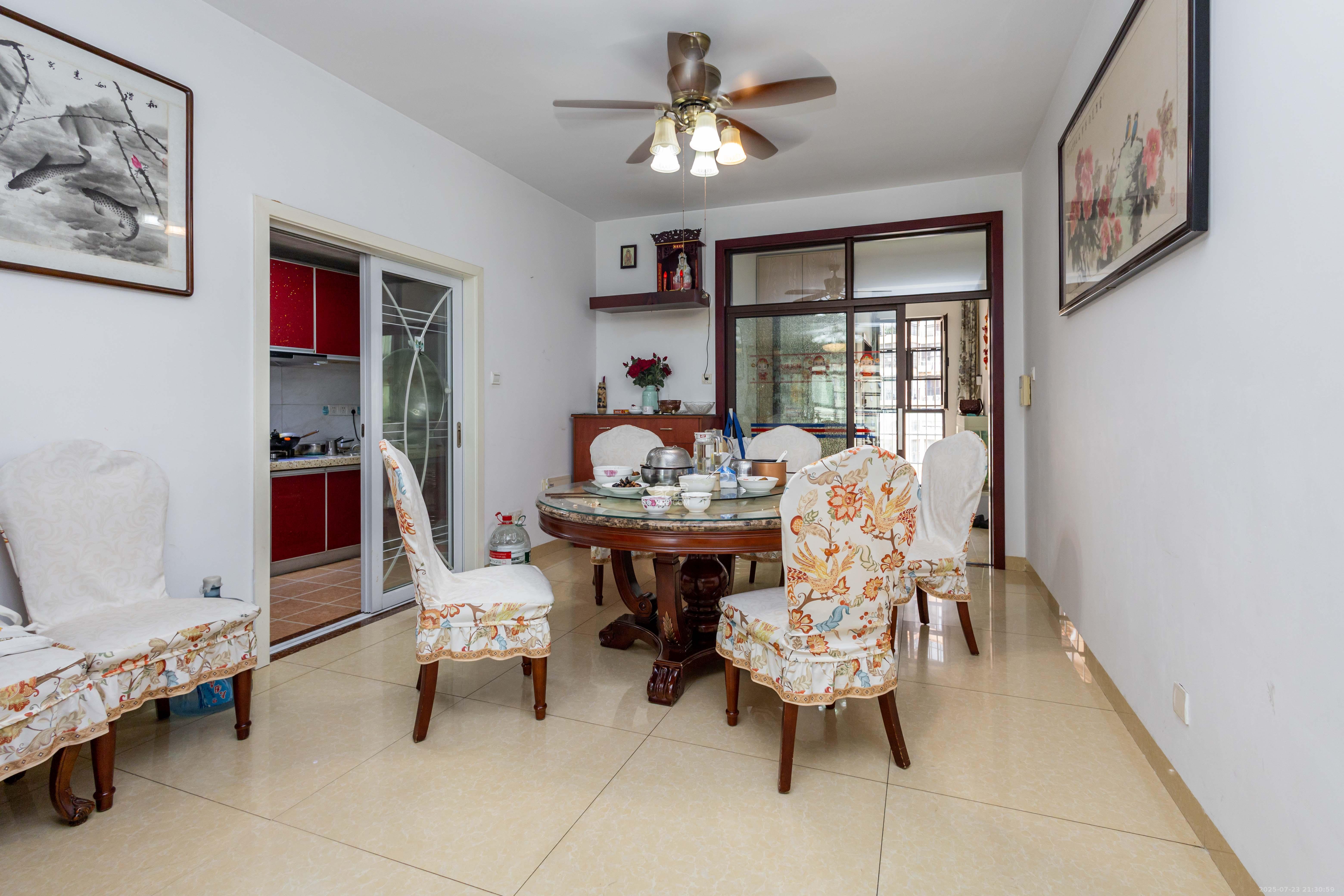 天园假日 4室2厅2卫 145.8万 天园假日 4室2厅2卫 145.8万客厅