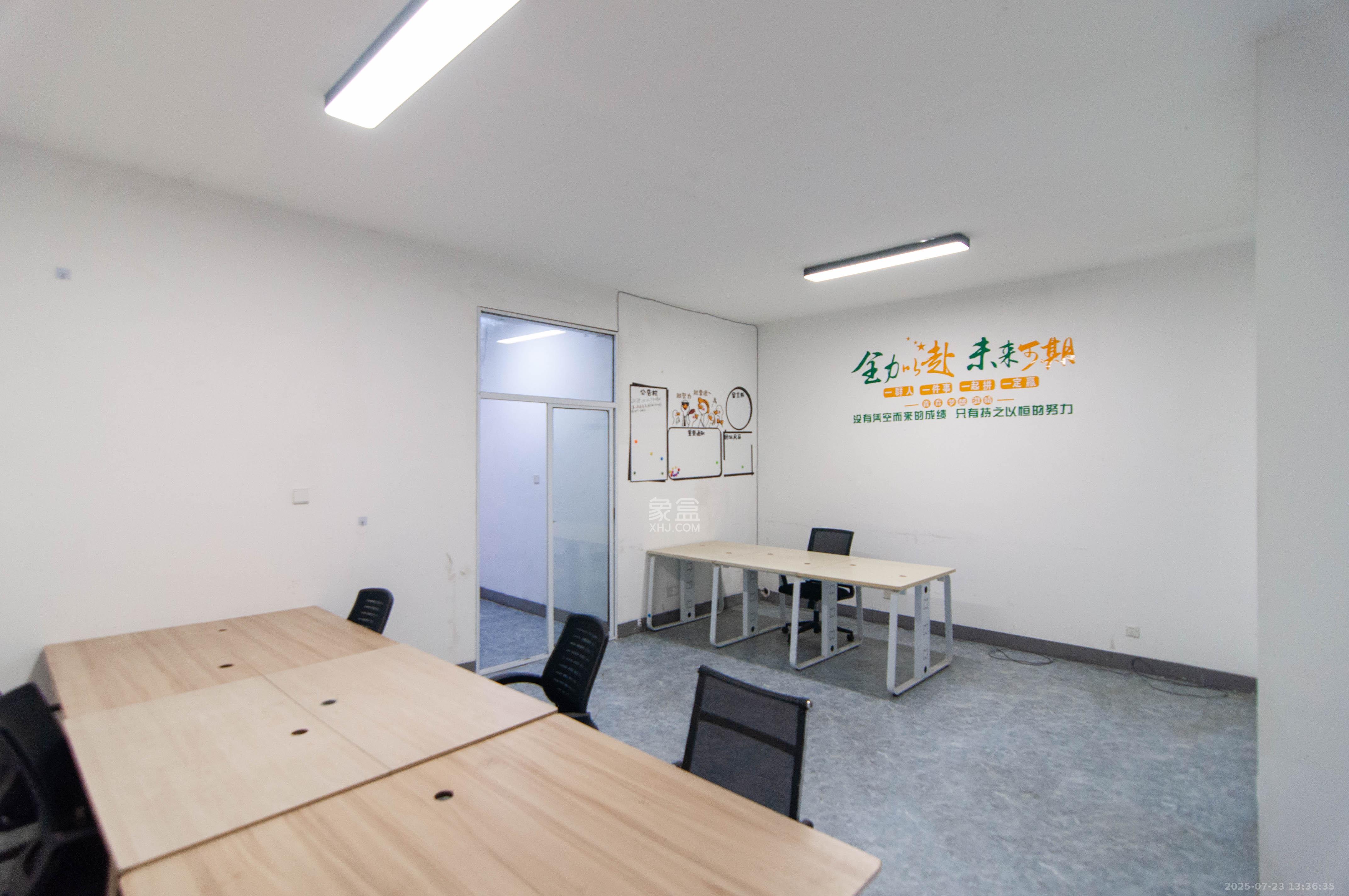 麓谷锦园  6室2厅3卫   480.00万客厅