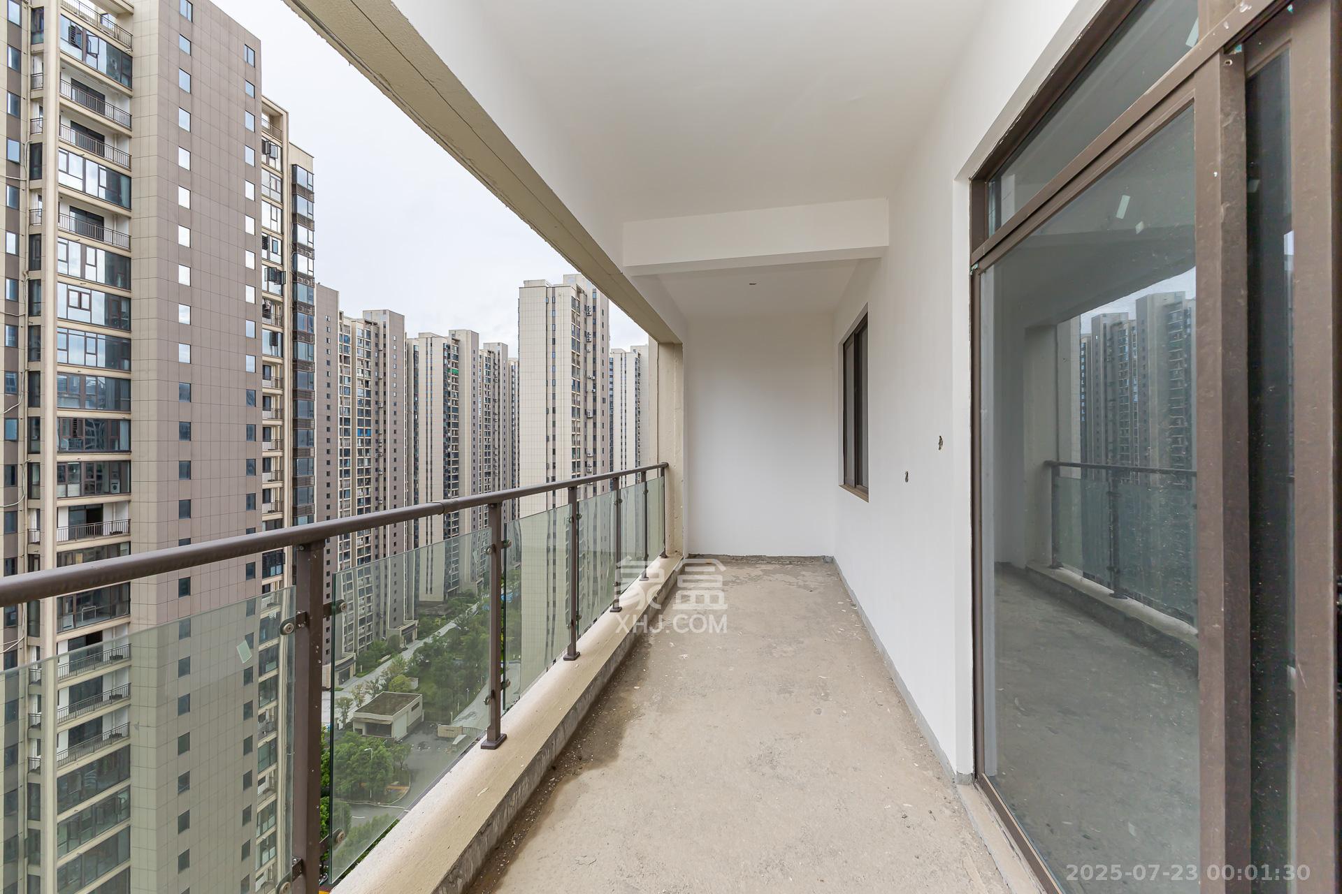 润和湘江天地E区 4室2厅3卫 160.0万 润和湘江天地E区 4室2厅3卫 160.0万阳台