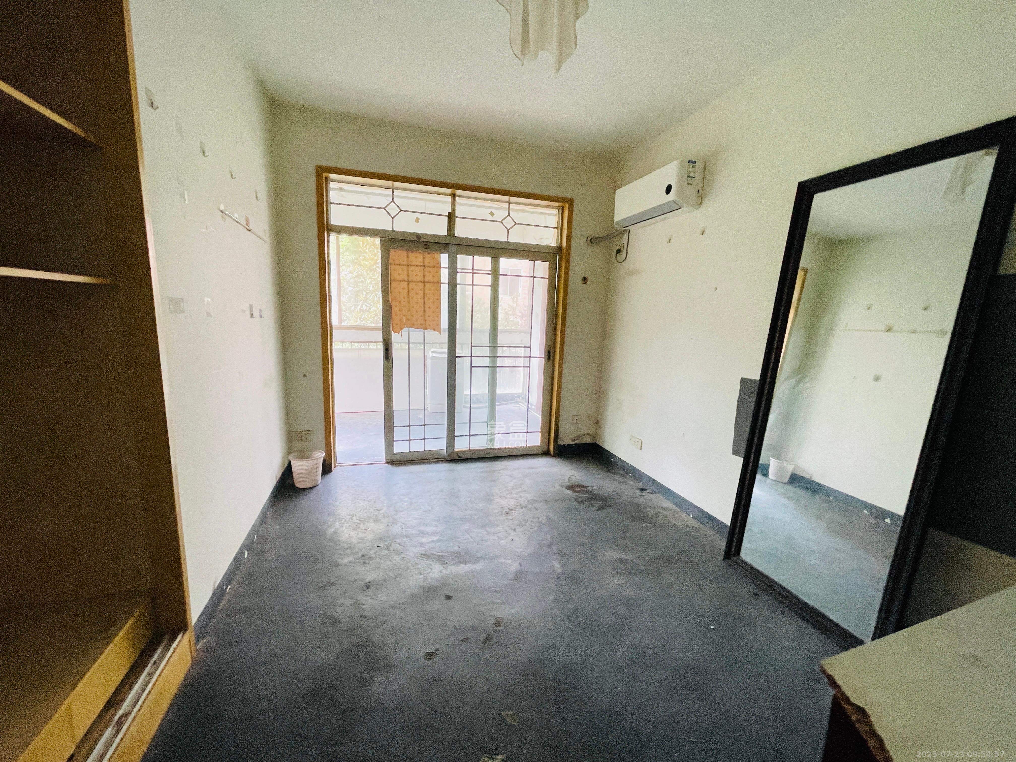 芙蓉公寓 4室2厅1卫 2500.0元/月 芙蓉公寓 4室2厅1卫 2500.0元/月室内图