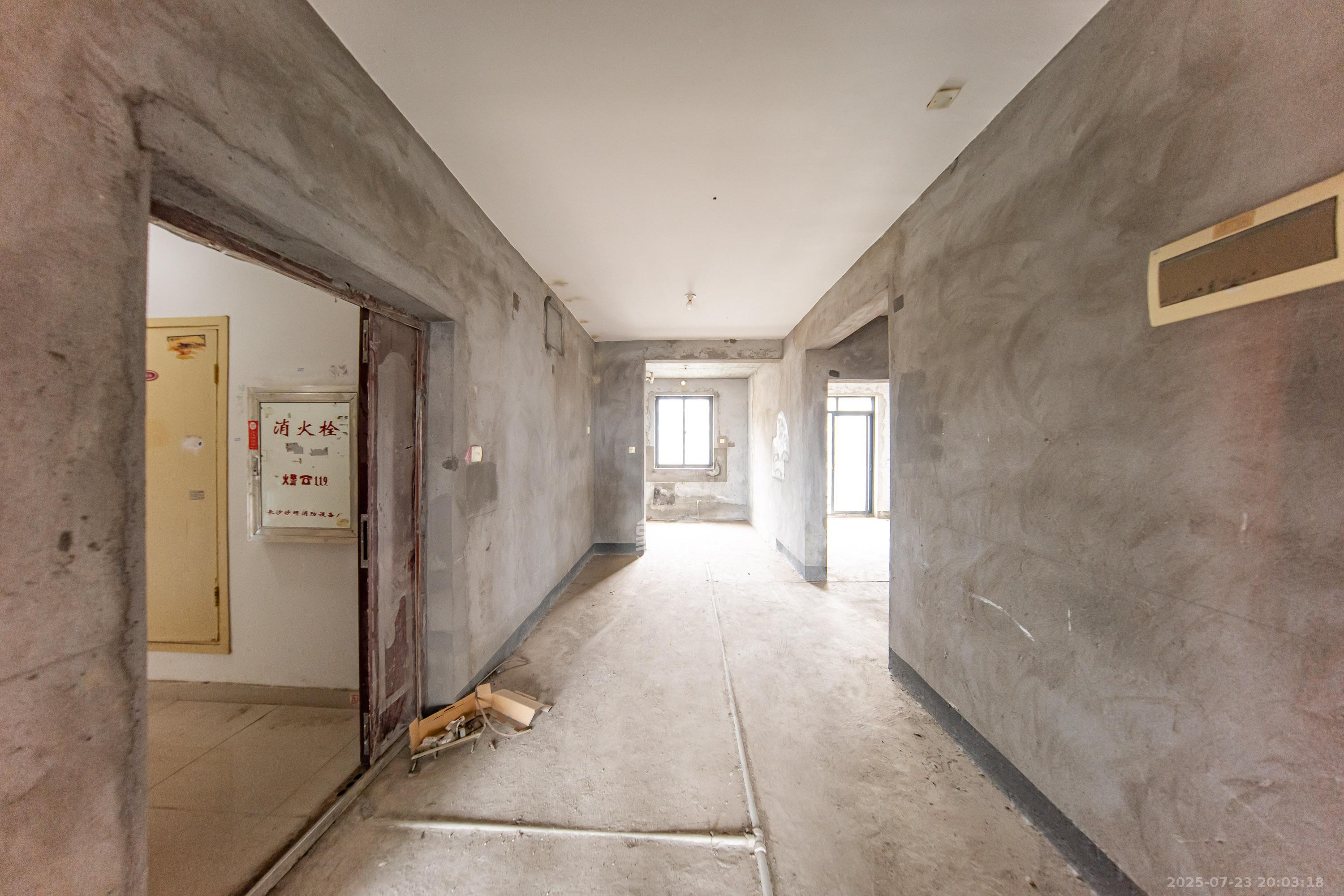 中建麓山和苑  3室2厅2卫   69.80万客厅
