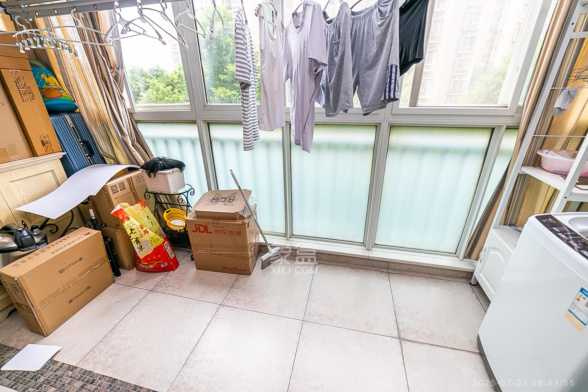 金碧文华 3室2厅1卫 88.0万 金碧文华 3室2厅1卫 88.0万阳台