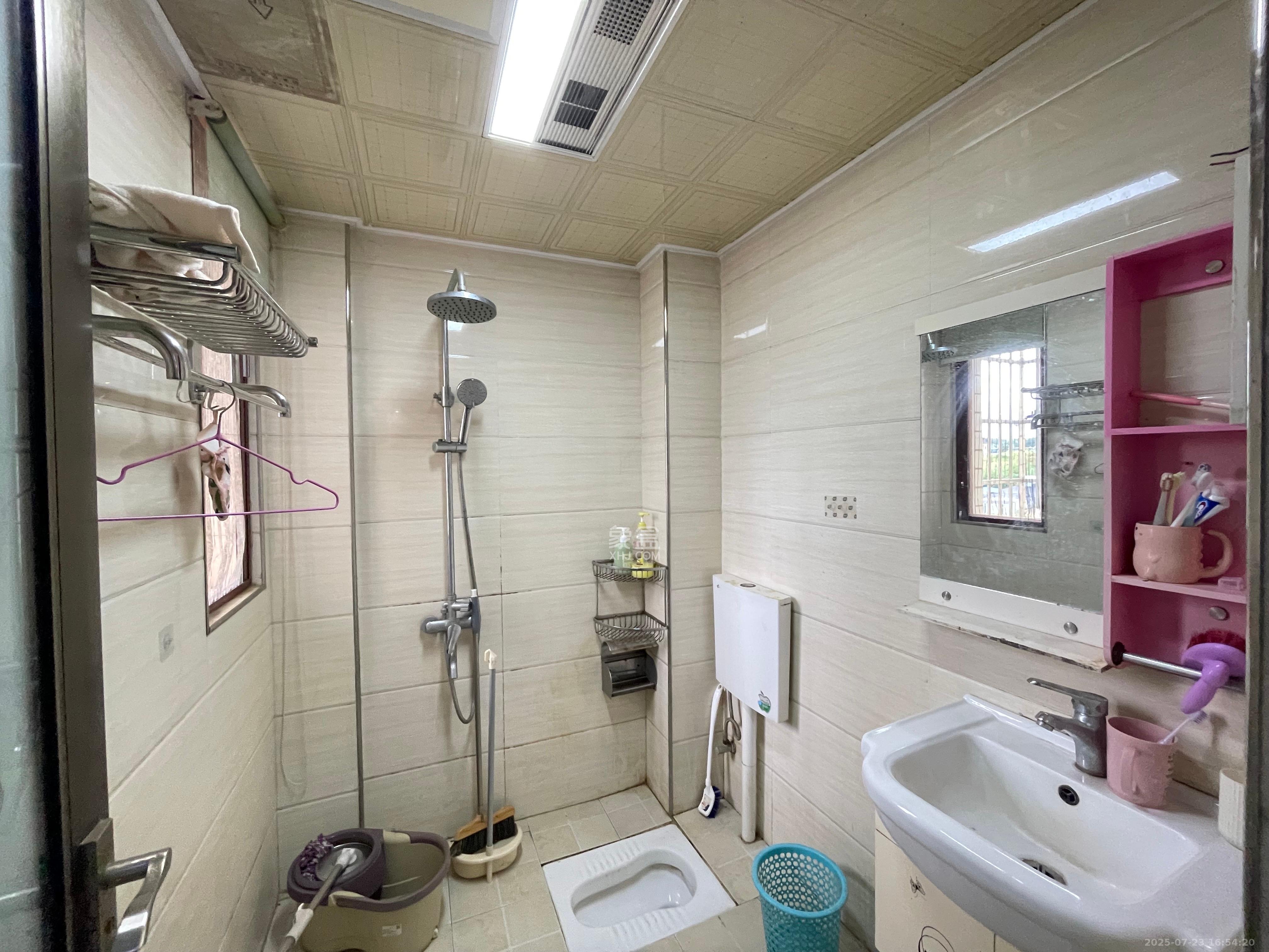 合平安置小区(东方国际石材城) 3室2厅1卫 1700.0元/月 合平安置小区(东方国际石材城) 3室2厅1卫 1700.0元/月室内图