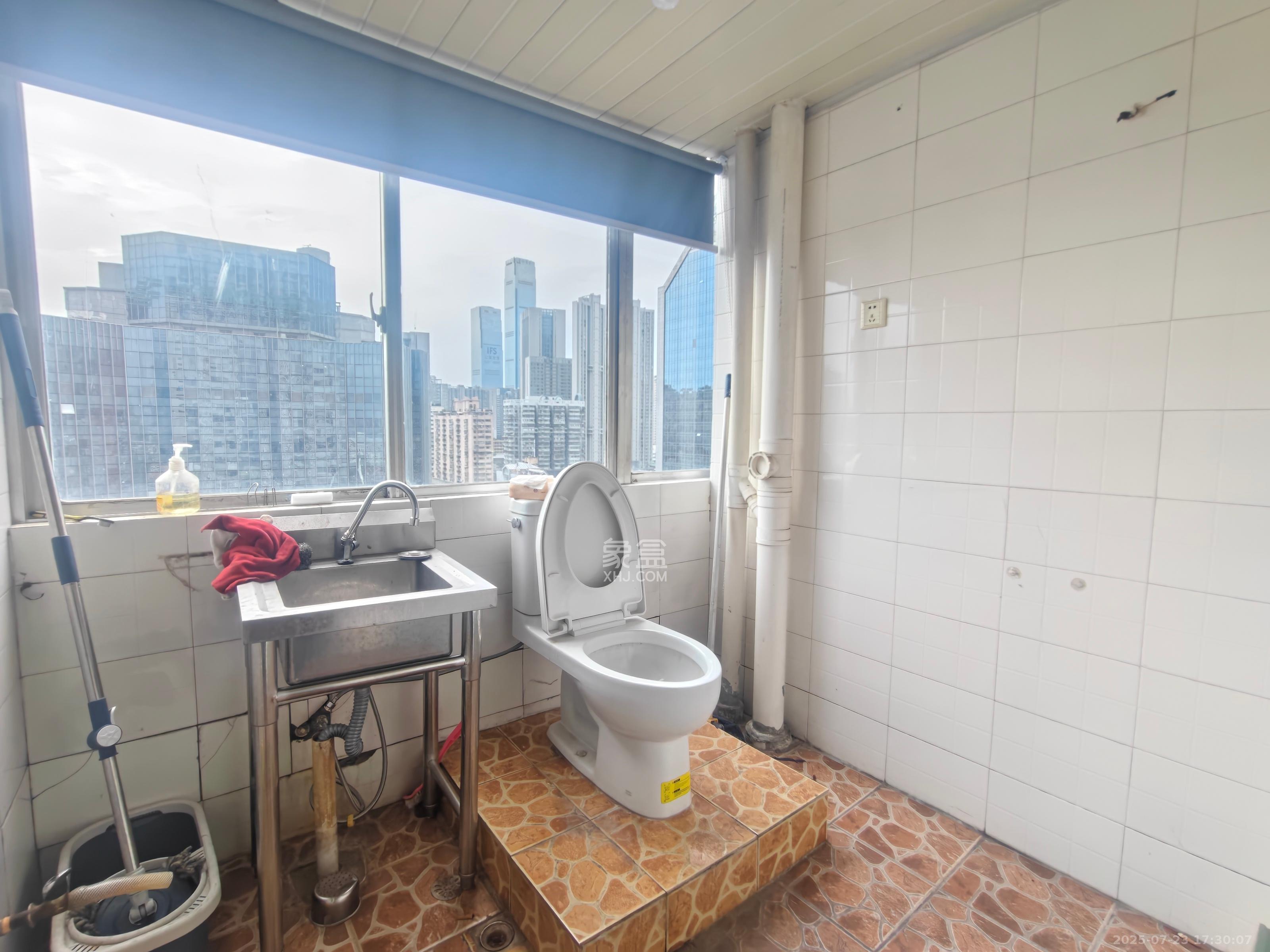 建鸿达现代城 2室1厅1卫 3300.0元/月 建鸿达现代城 2室1厅1卫 3300.0元/月室内图