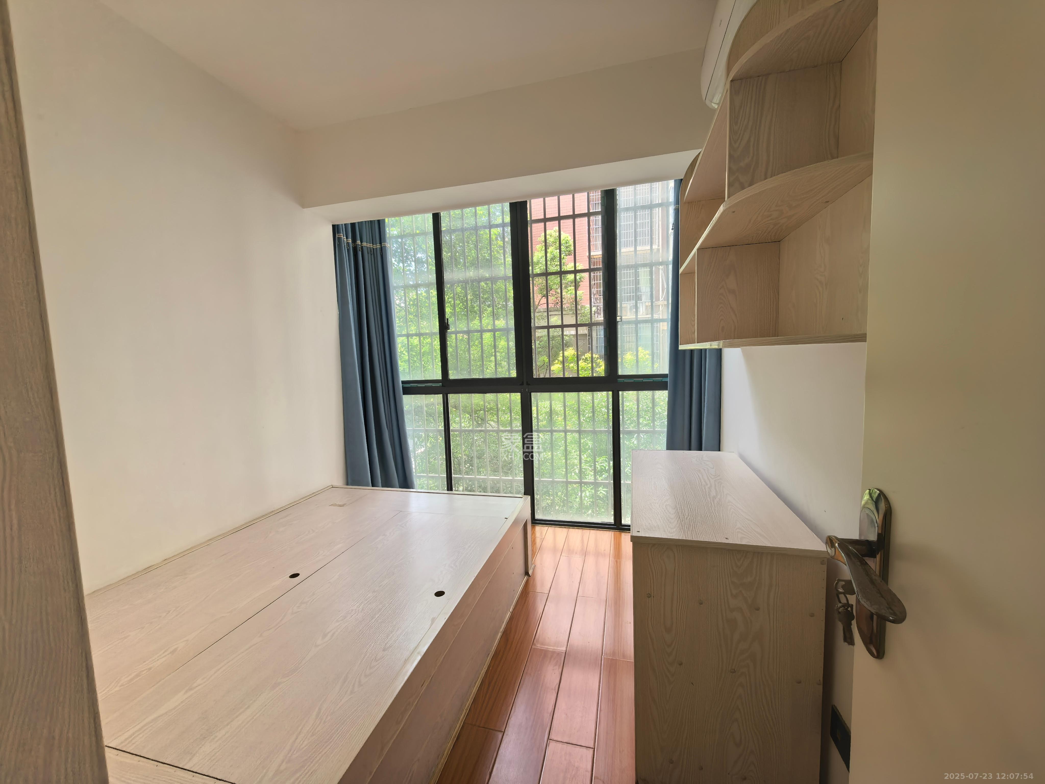 山水湾 3室2厅1卫 1800.0元/月 山水湾 3室2厅1卫 1800.0元/月室内图