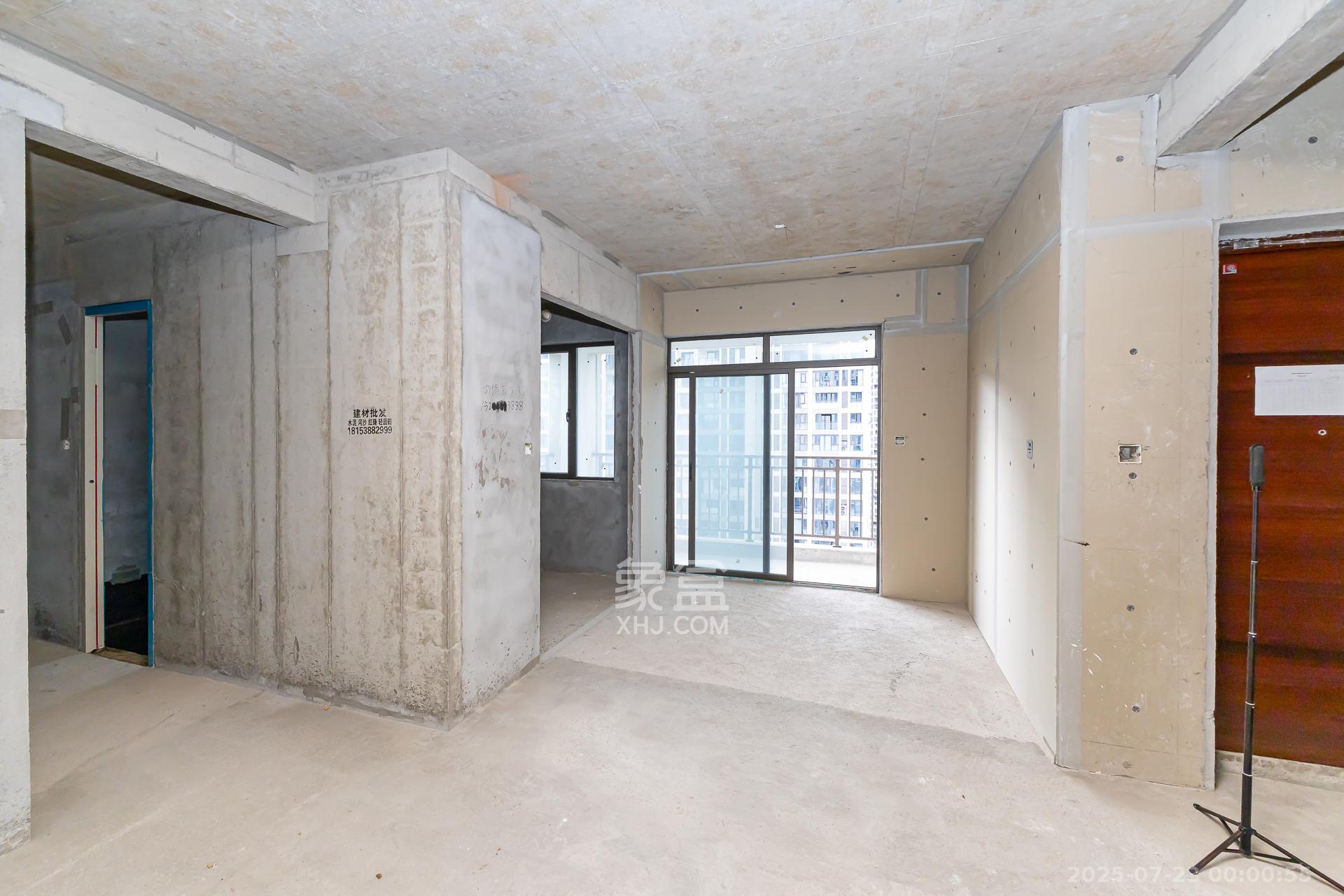 润和湘江天地E区 4室2厅3卫 160.0万 润和湘江天地E区 4室2厅3卫 160.0万客厅