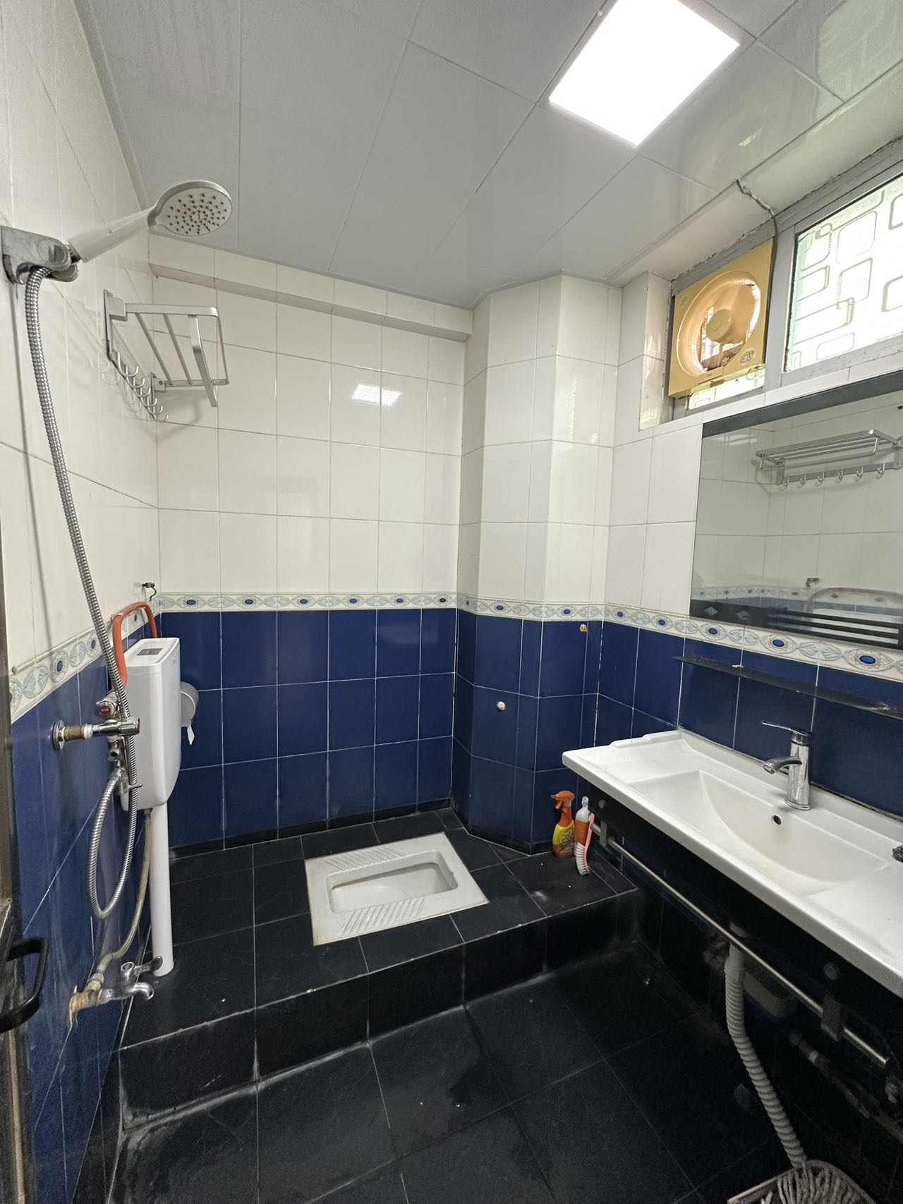 交警总队公寓 3室2厅1卫 2400.0元/月 交警总队公寓 3室2厅1卫 2400.0元/月室内图