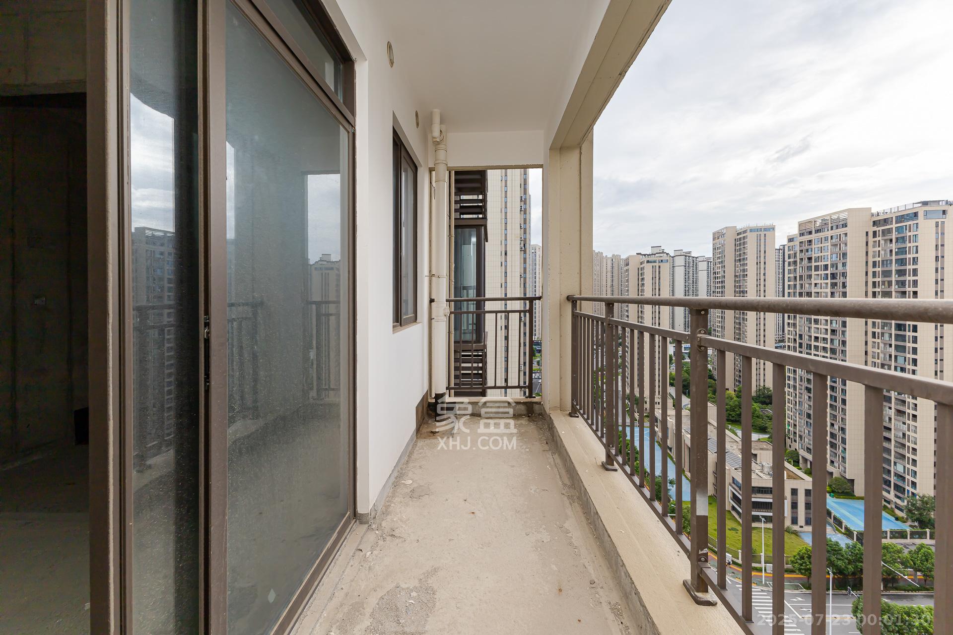 润和湘江天地E区 4室2厅3卫 160.0万 润和湘江天地E区 4室2厅3卫 160.0万阳台