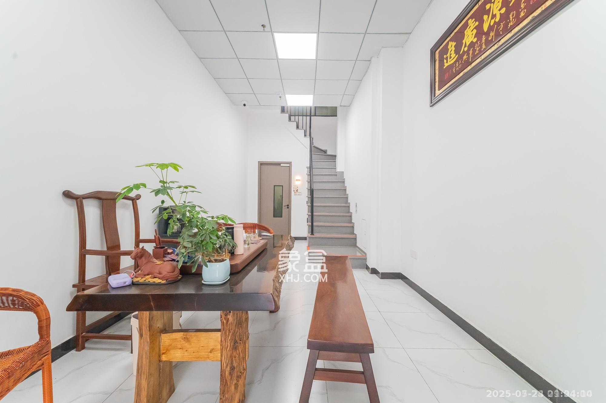 华润置地广场二期   113.36㎡      4000.0元/月