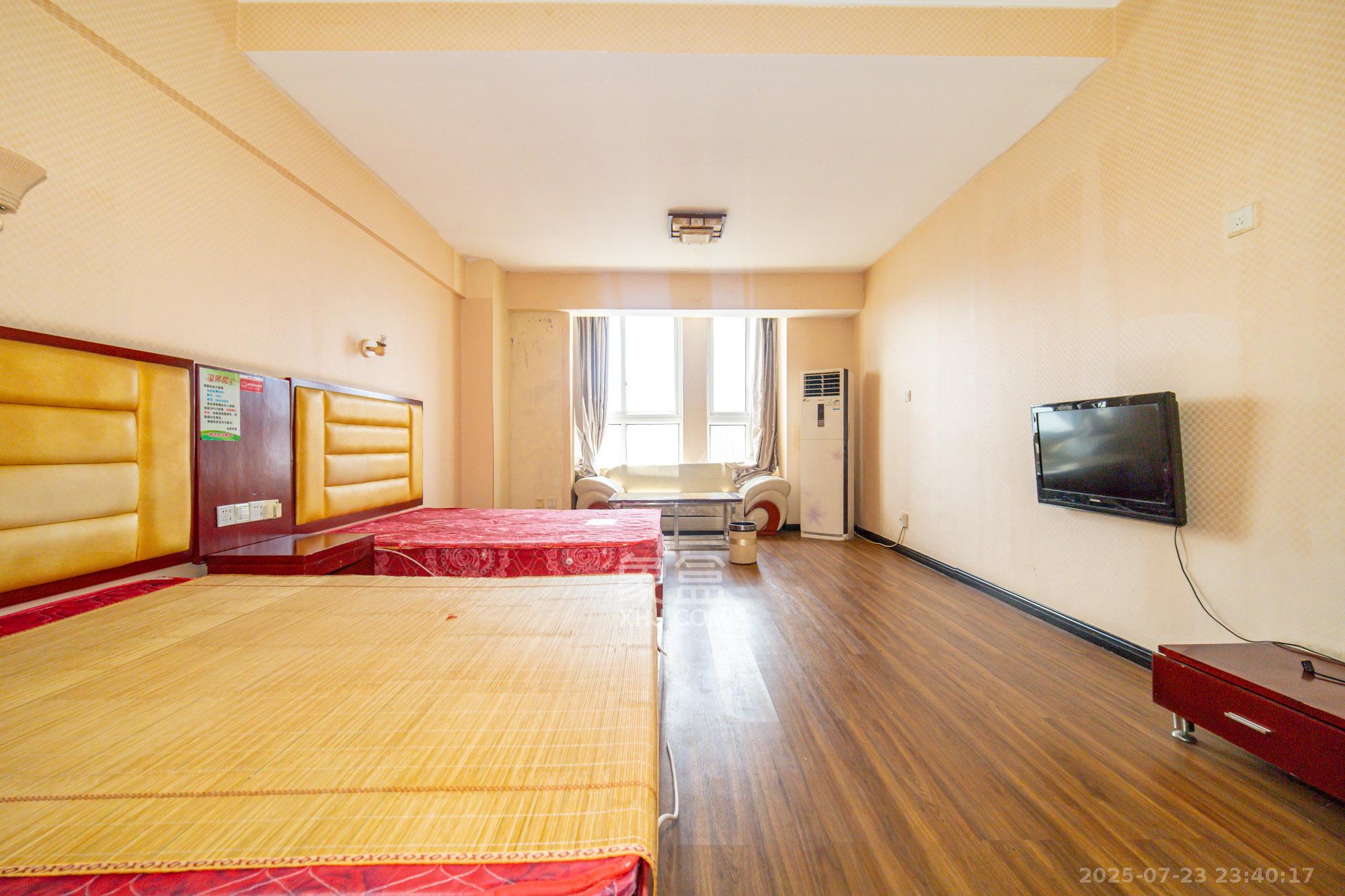 香槟小镇(香槟花苑）  1室1厅1卫    32.0万客厅