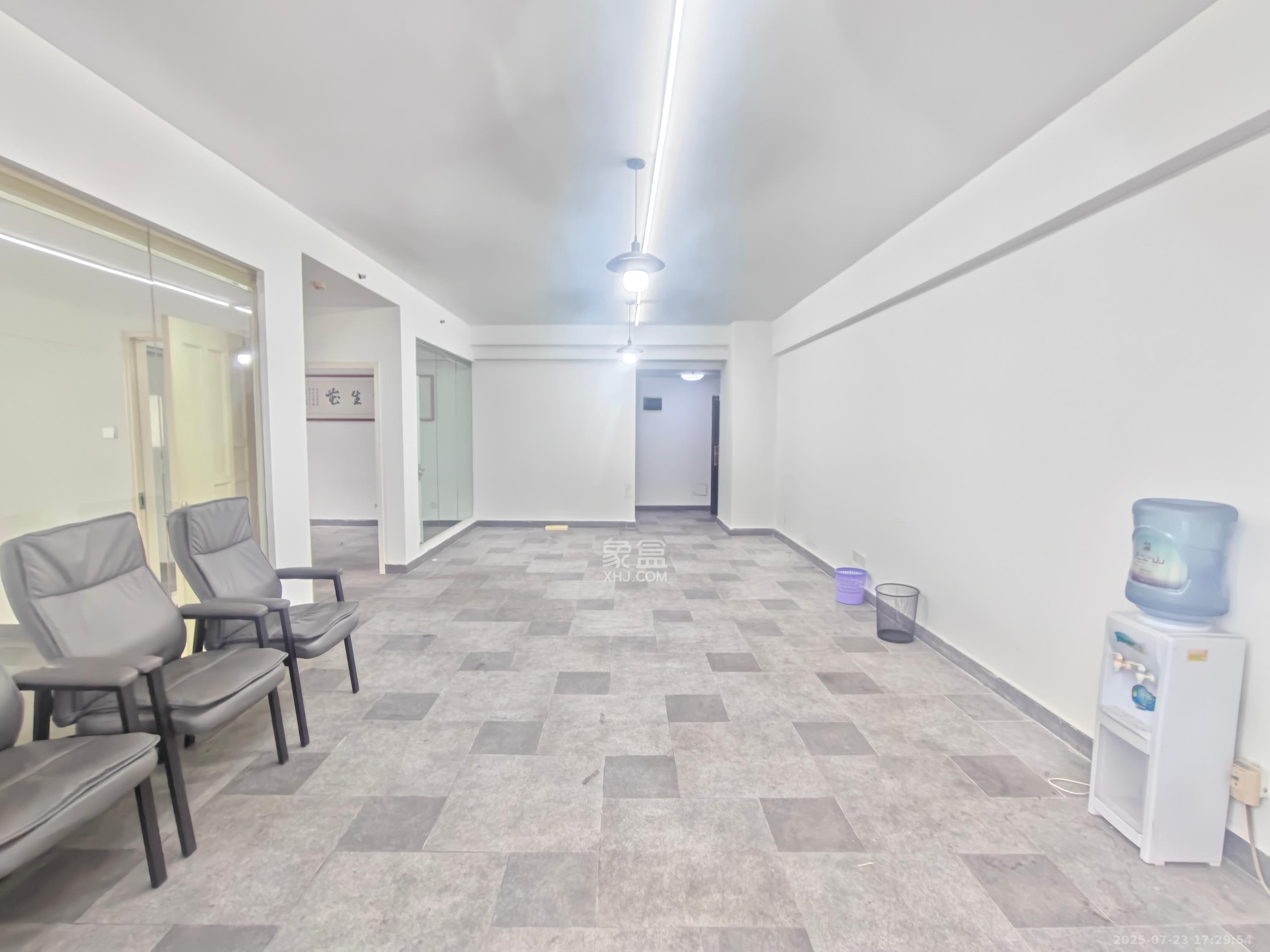 建鸿达现代城 2室1厅1卫 3300.0元/月 建鸿达现代城 2室1厅1卫 3300.0元/月室内图