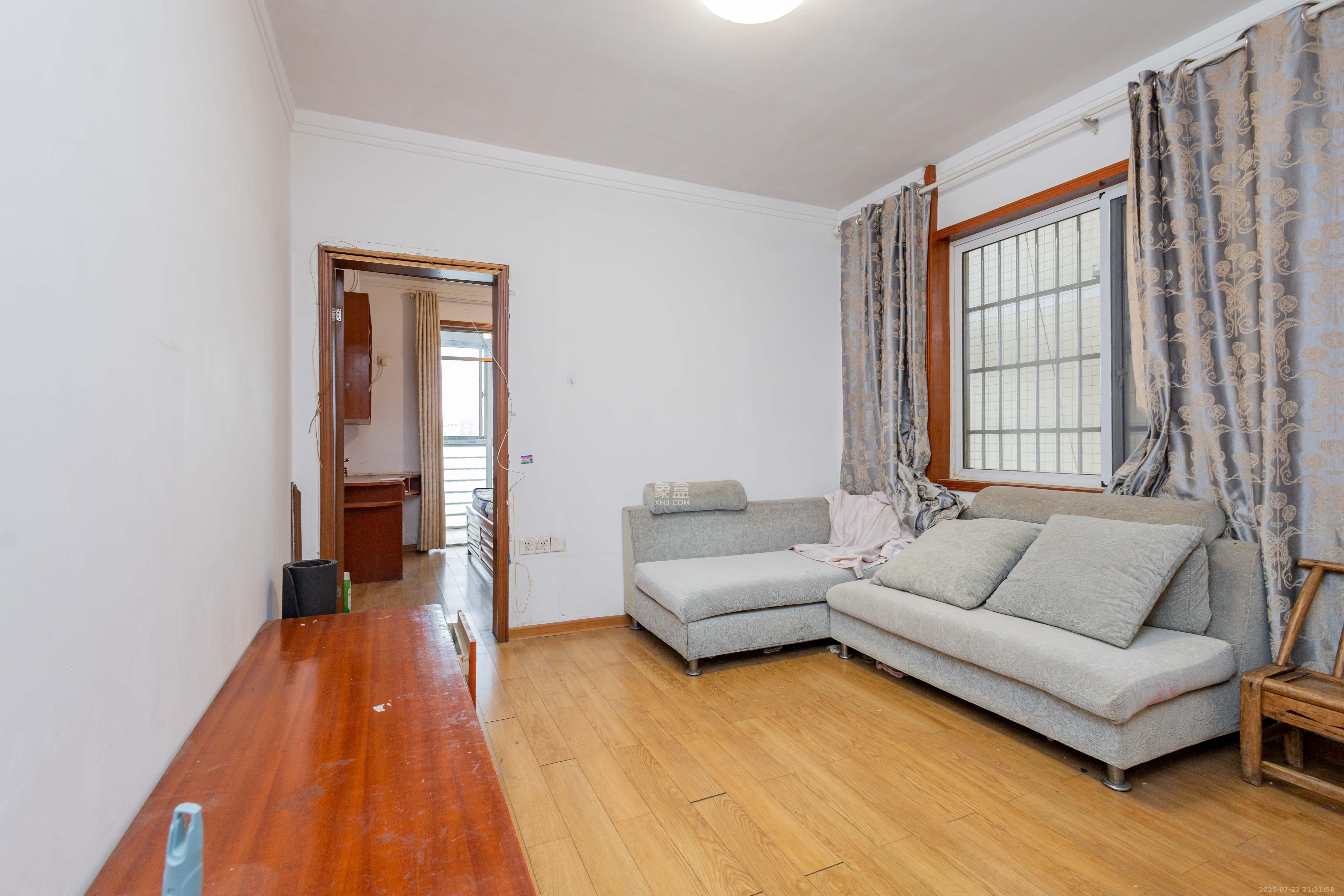 圣力华苑 1室1厅1卫 22.6万 圣力华苑 1室1厅1卫 22.6万客厅