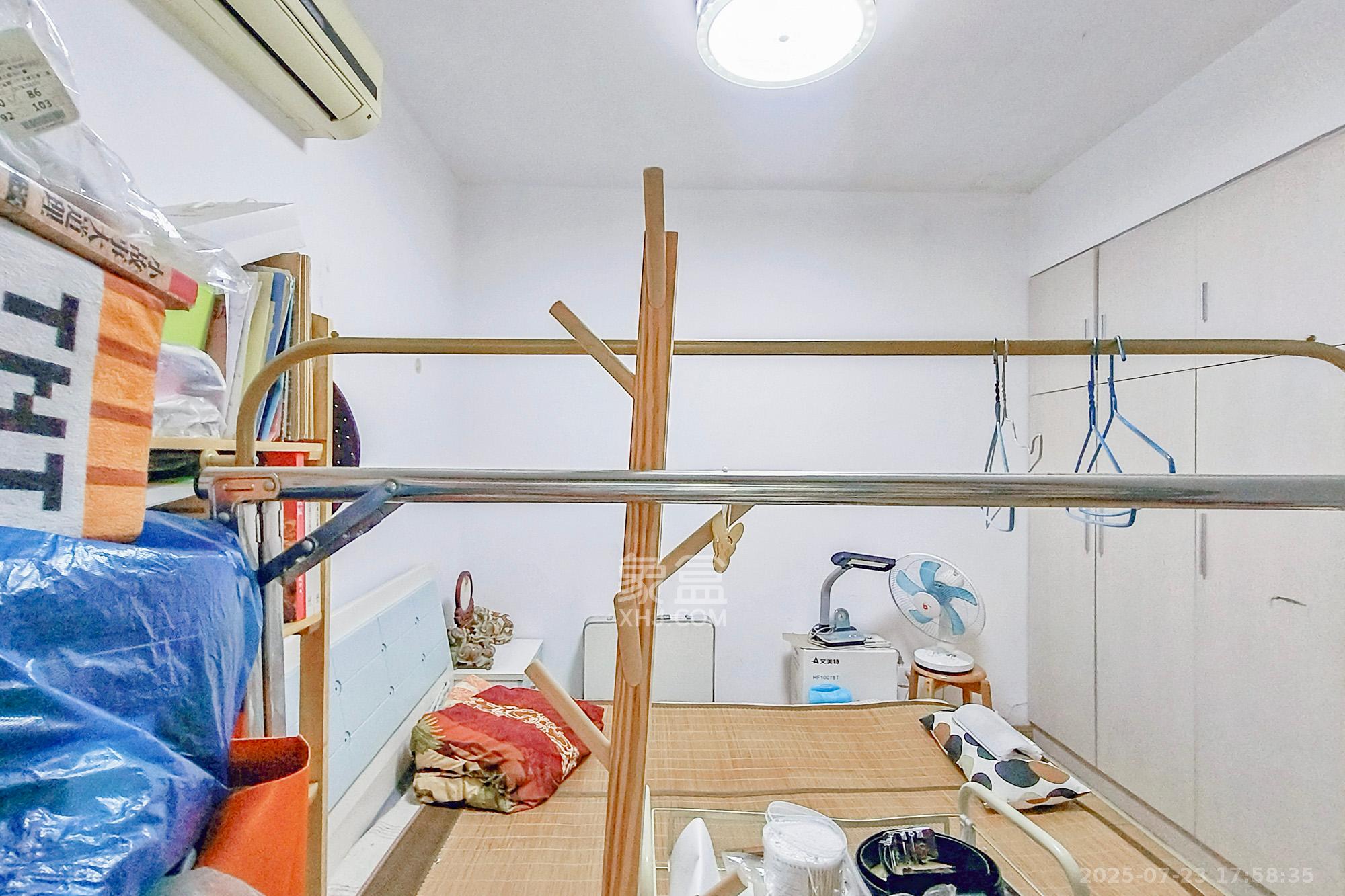 枫林美景  2室2厅2卫   66.00万卧室