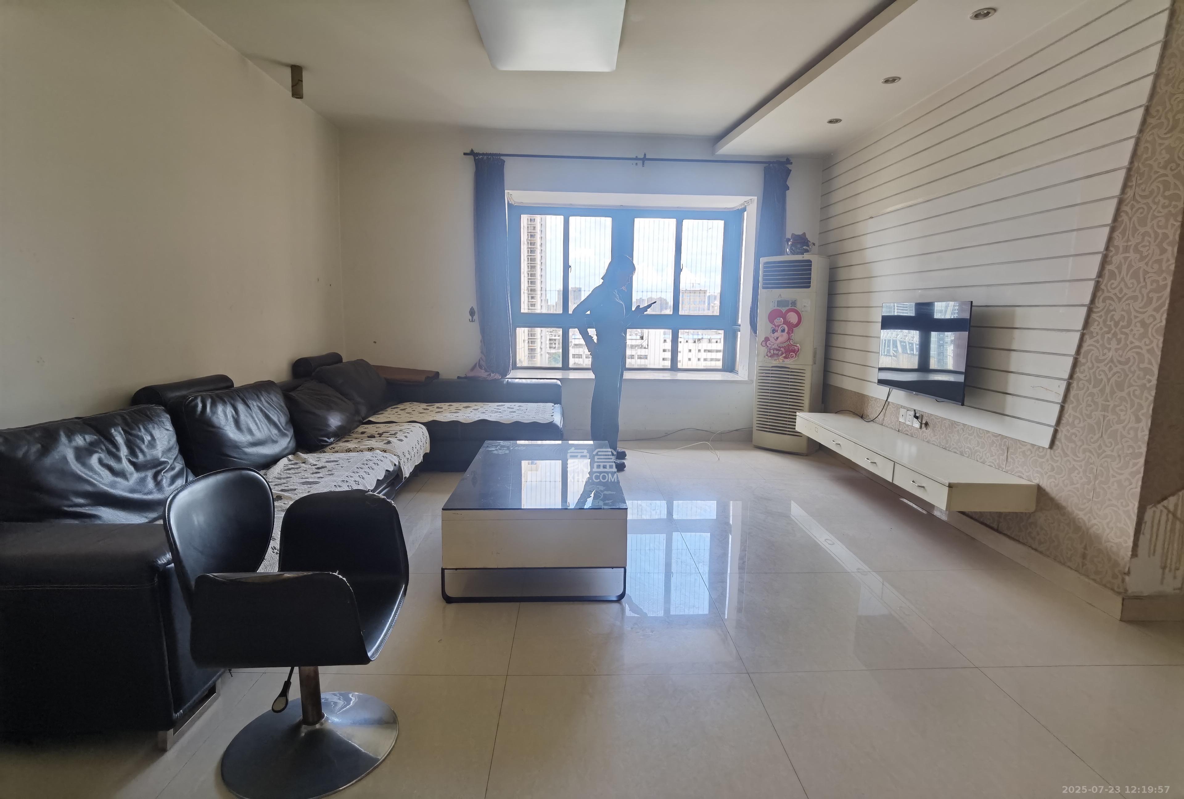 东玺门  3室2厅2卫   2900.00元/月