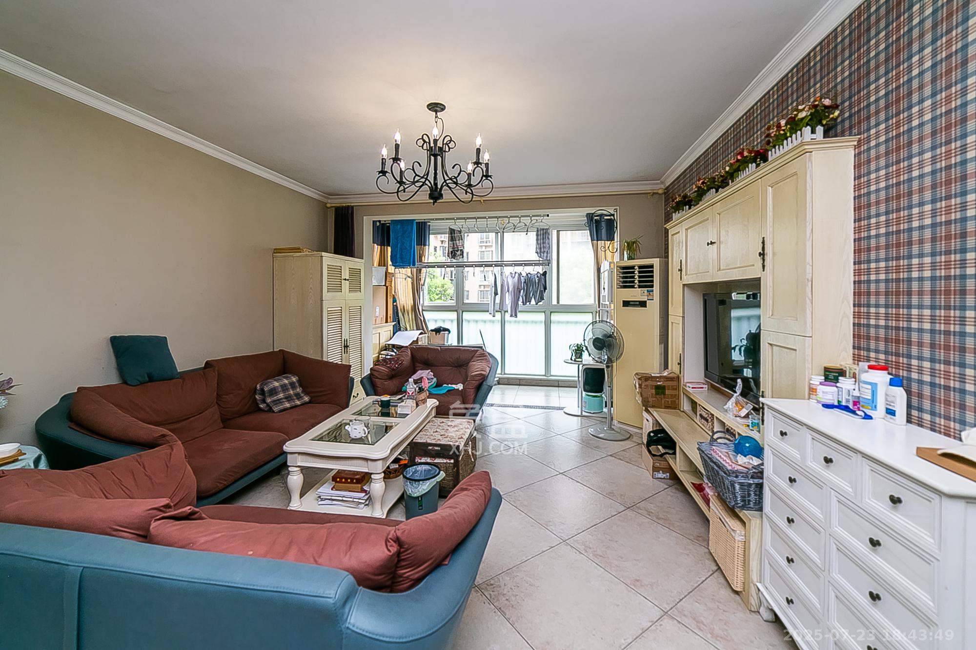 金碧文华 3室2厅1卫 88.0万 金碧文华 3室2厅1卫 88.0万客厅