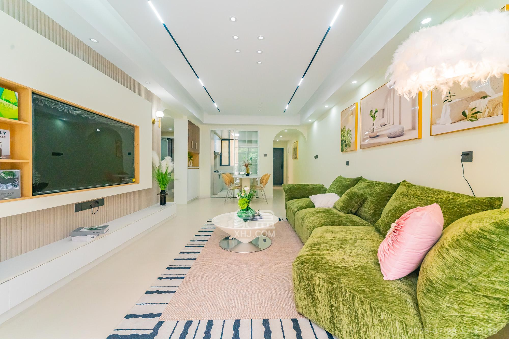 华润凤凰城二期  4室2厅1卫    82.8万客厅