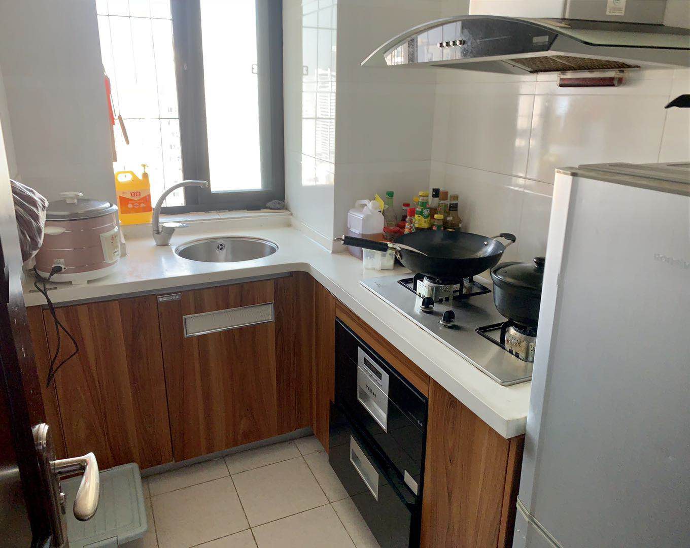 椰岛广场  1室1厅1卫    1900.0元/月 椰岛广场  1室1厅1卫    1900.0元/月室内图