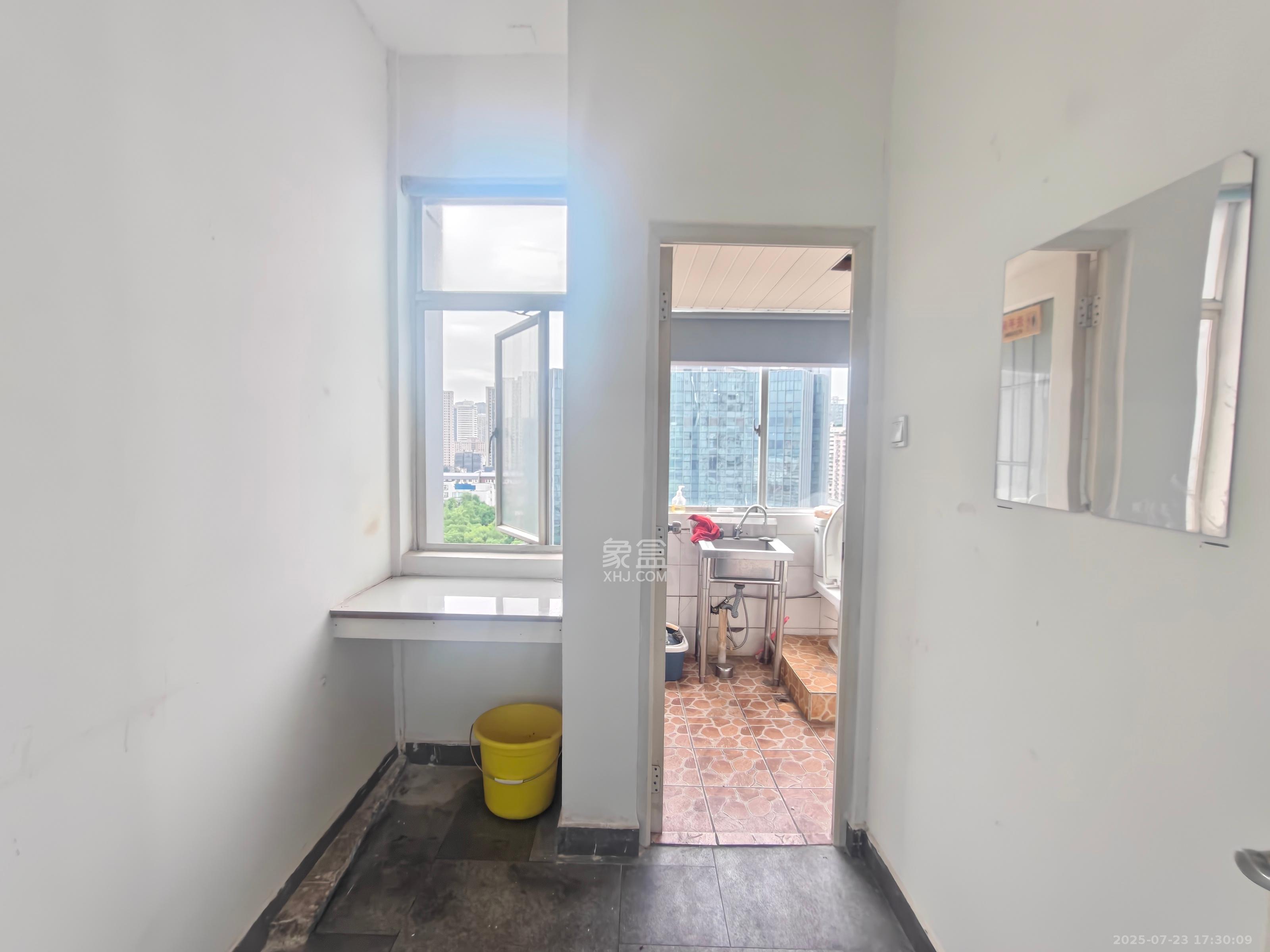 建鸿达现代城 2室1厅1卫 3300.0元/月 建鸿达现代城 2室1厅1卫 3300.0元/月室内图