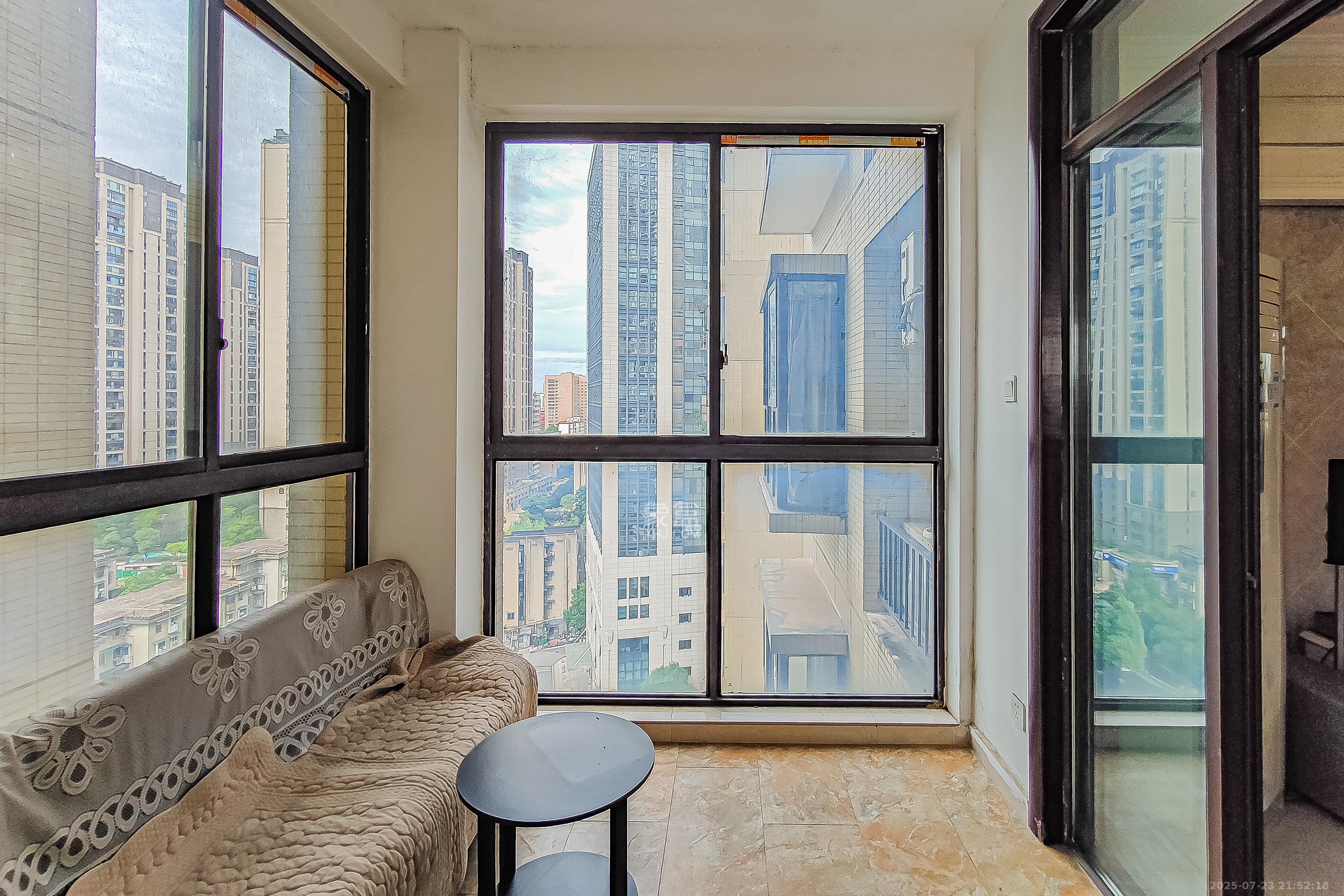 大鸿杰座  3室2厅2卫    137.8万 大鸿杰座  3室2厅2卫    137.8万阳台