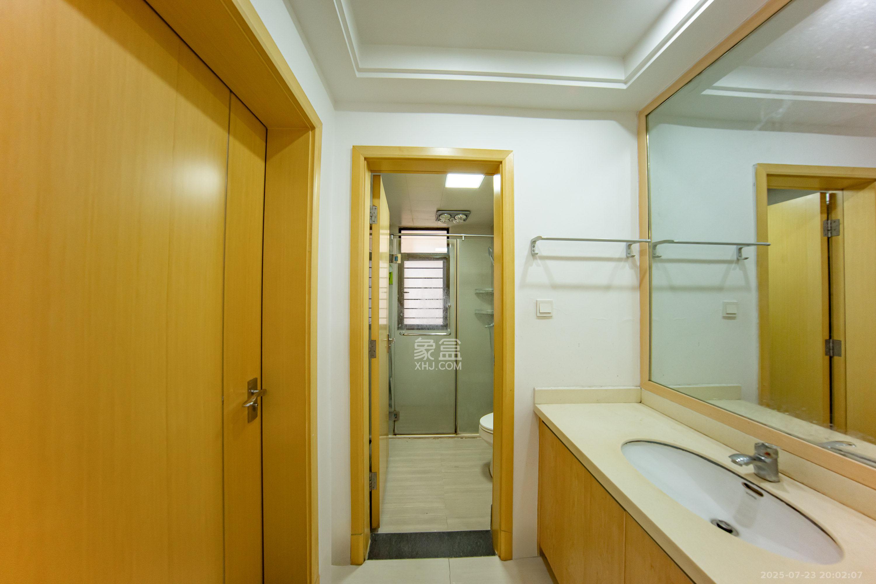 中海国际四期  3室2厅1卫    68.2万 中海国际四期  3室2厅1卫    68.2万卫生间