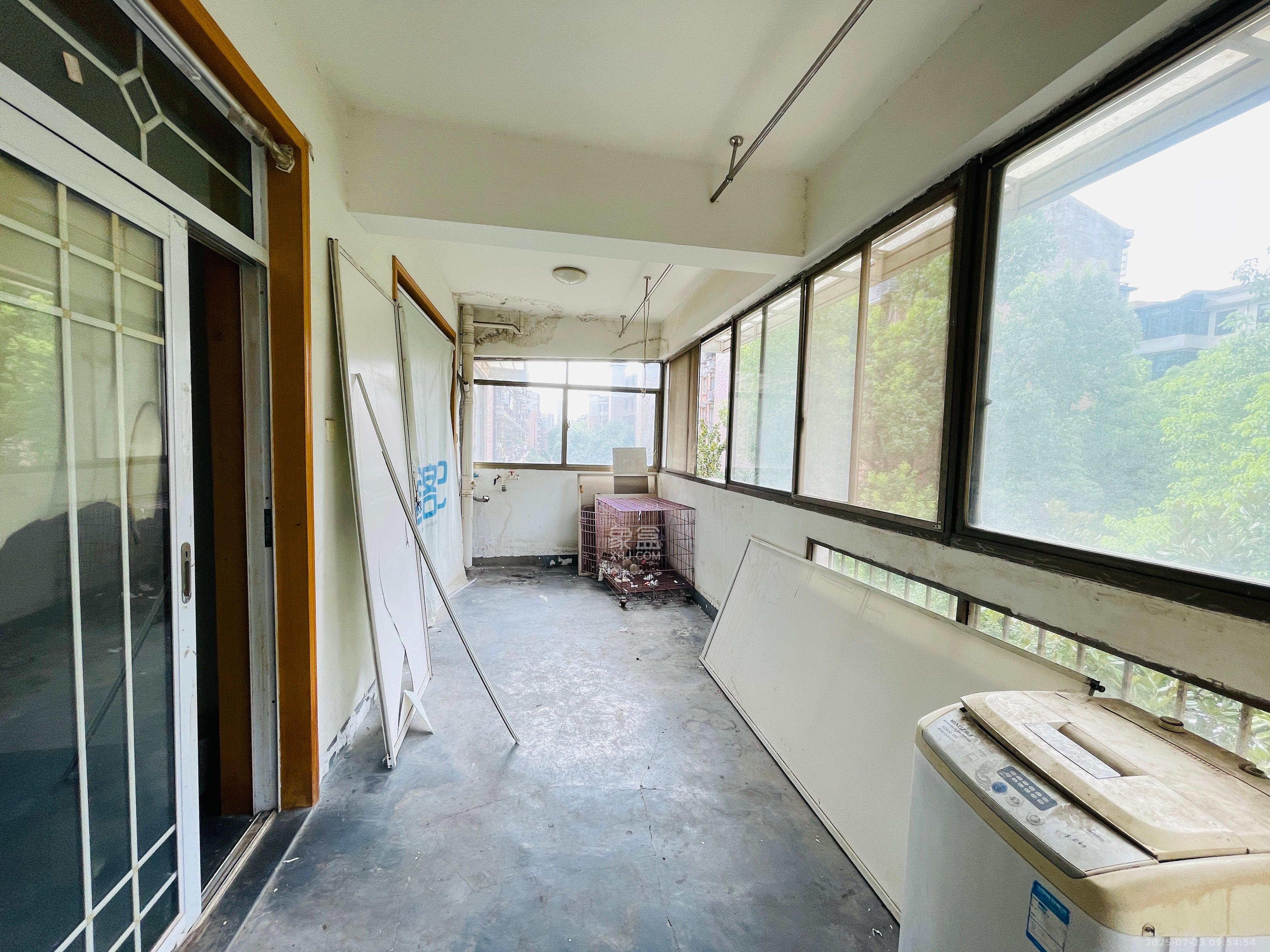 芙蓉公寓 4室2厅1卫 2500.0元/月 芙蓉公寓 4室2厅1卫 2500.0元/月室内图