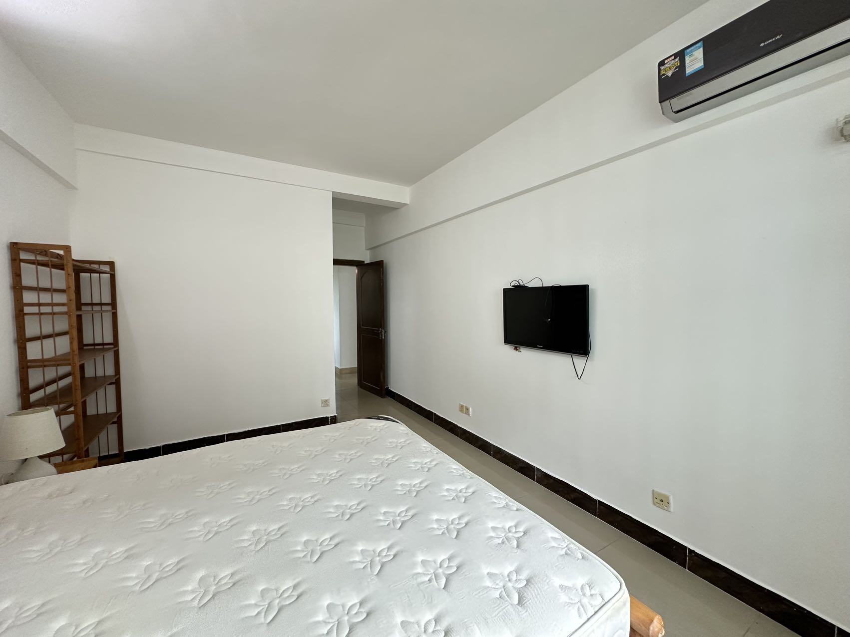 交警总队公寓 3室2厅1卫 2400.0元/月 交警总队公寓 3室2厅1卫 2400.0元/月室内图