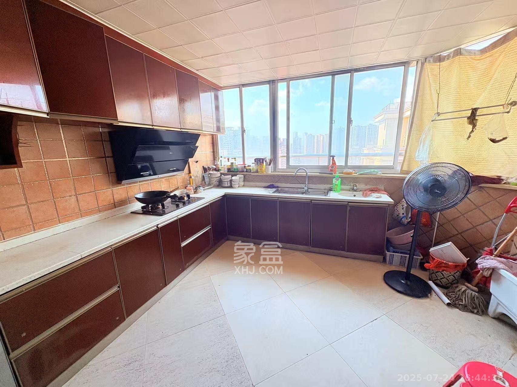 南国新城 4室2厅1卫 3500.0元/月 南国新城 4室2厅1卫 3500.0元/月室内图