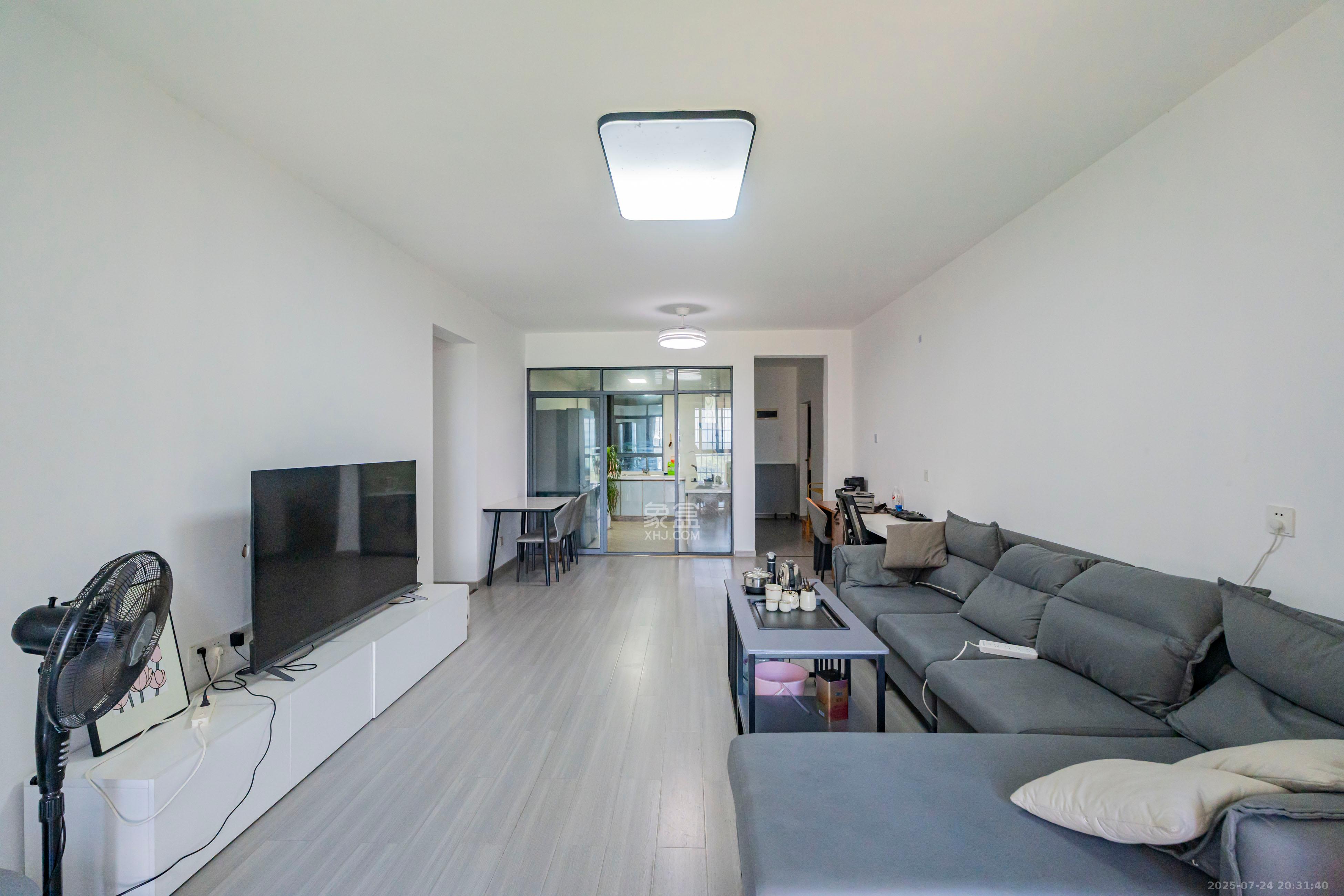 悦湖山 4室2厅2卫 105.0万 悦湖山 4室2厅2卫 105.0万客厅