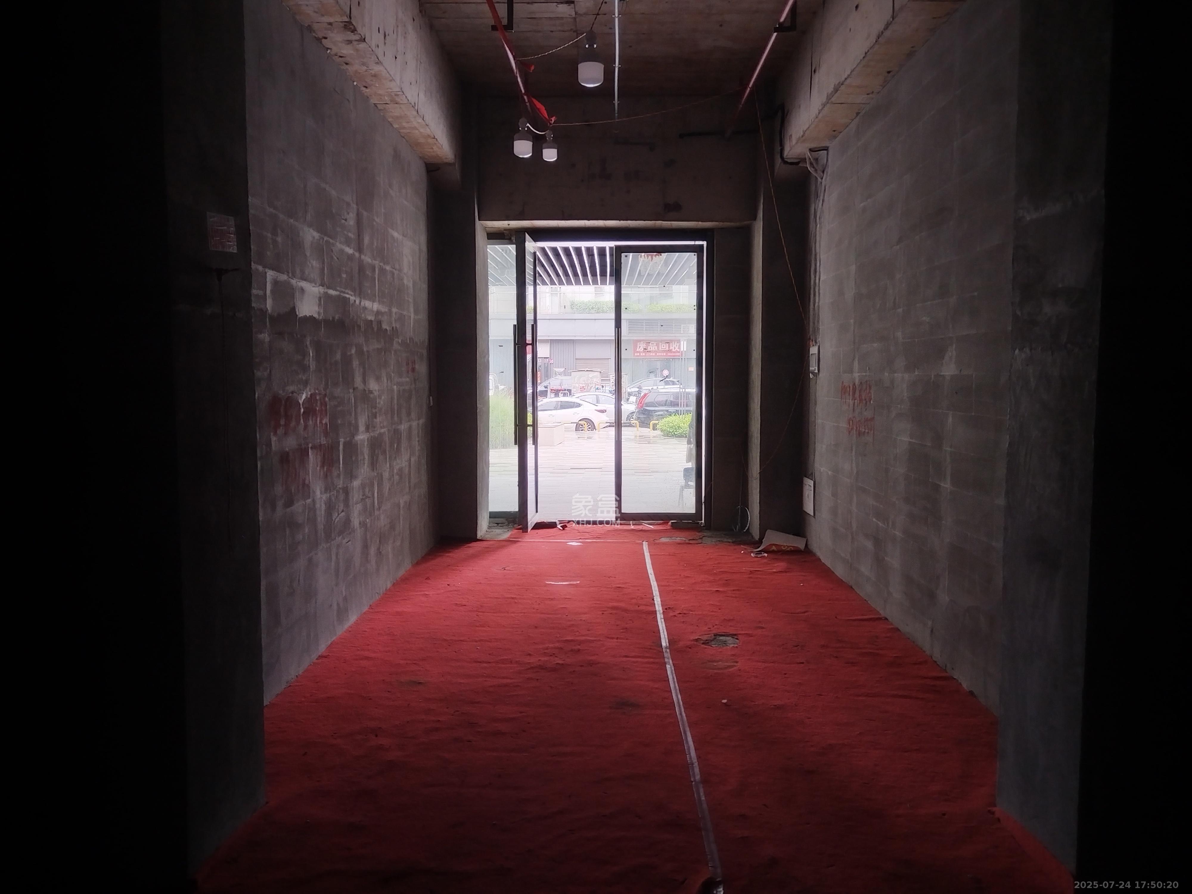 复地滨江金融中心   45.0㎡      6800.0元/月室内图