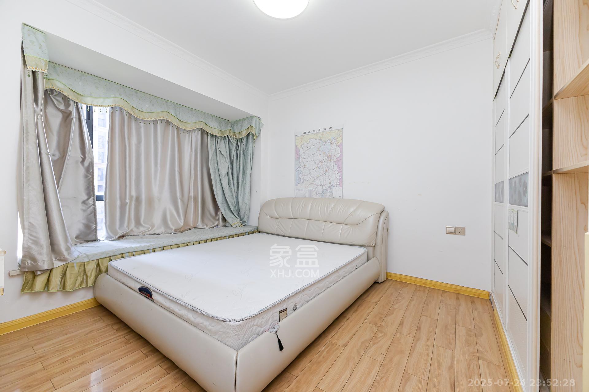 珠江东方明珠(新地东方明珠)三期 3室2厅1卫 66.0万 珠江东方明珠(新地东方明珠)三期 3室2厅1卫 66.0万卧室