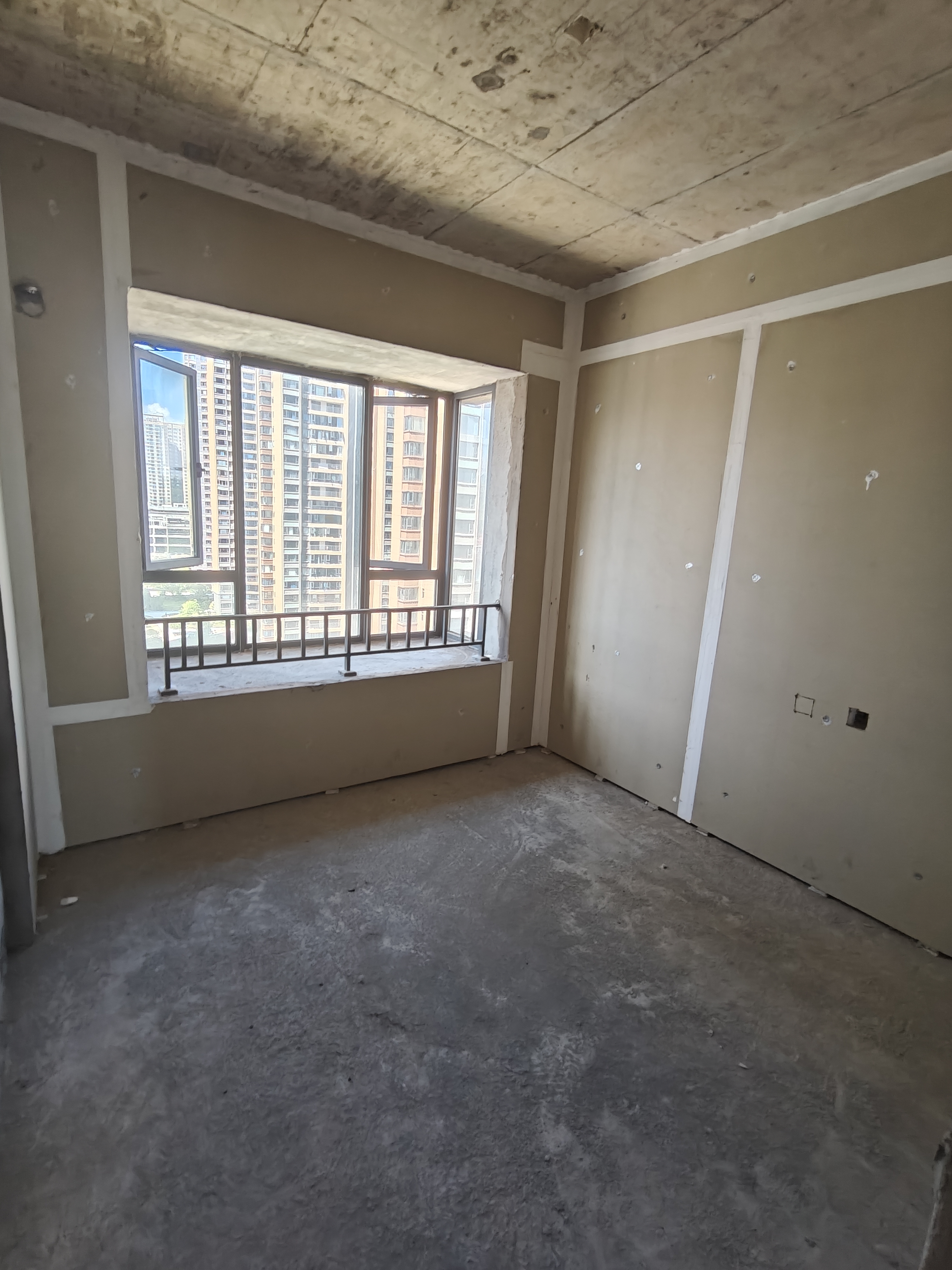 宁邦中心（二期公园里）  4室2厅2卫    90.0万客厅