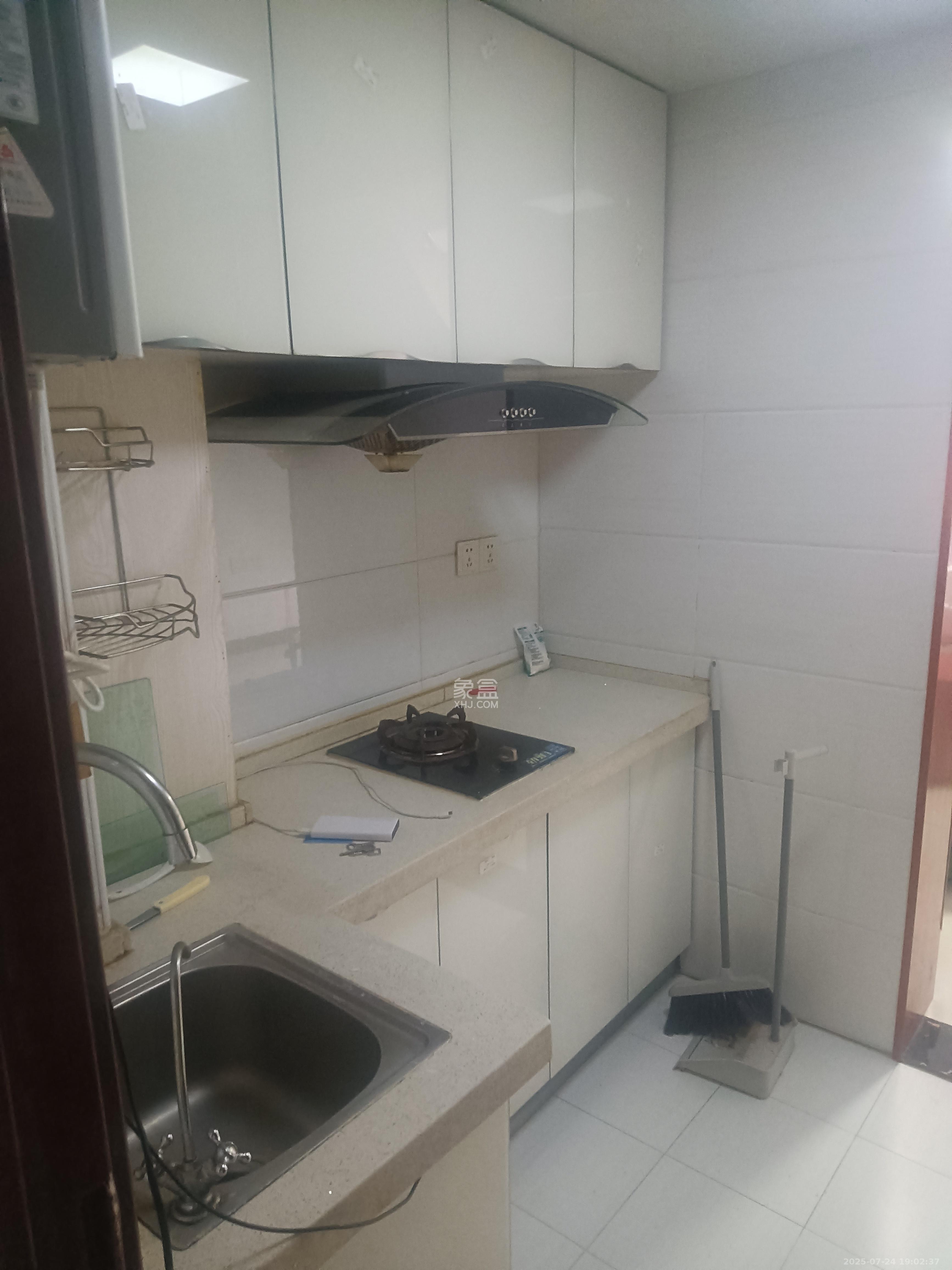 他城（天鸿时代公寓）  1室1厅1卫    1400.0元/月室内图