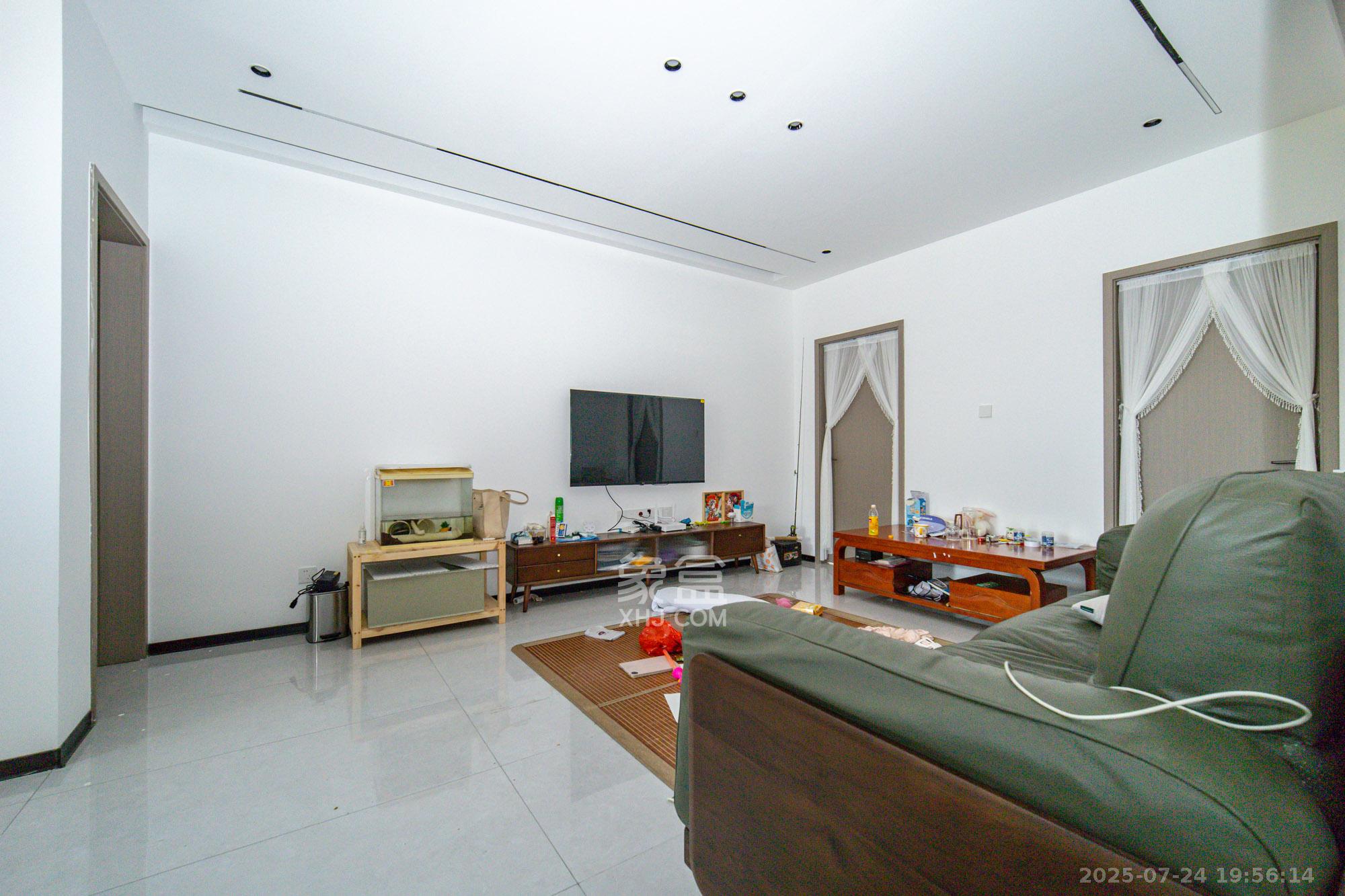 众鑫建材市场(长沙县星沙镇皮具市场) 10室4厅4卫 288.0万 众鑫建材市场(长沙县星沙镇皮具市场) 10室4厅4卫 288.0万客厅