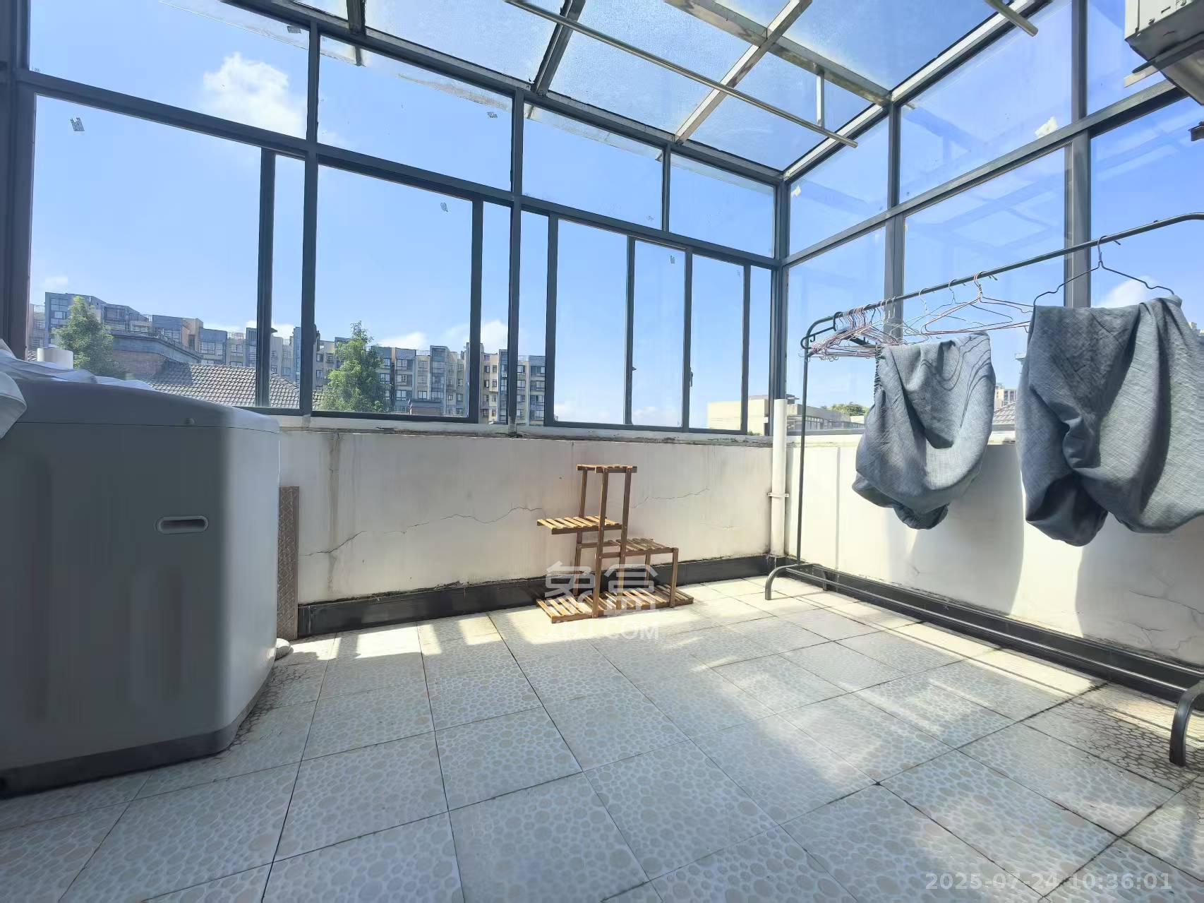 山水湾 3室2厅1卫 1700.0元/月 山水湾 3室2厅1卫 1700.0元/月室内图