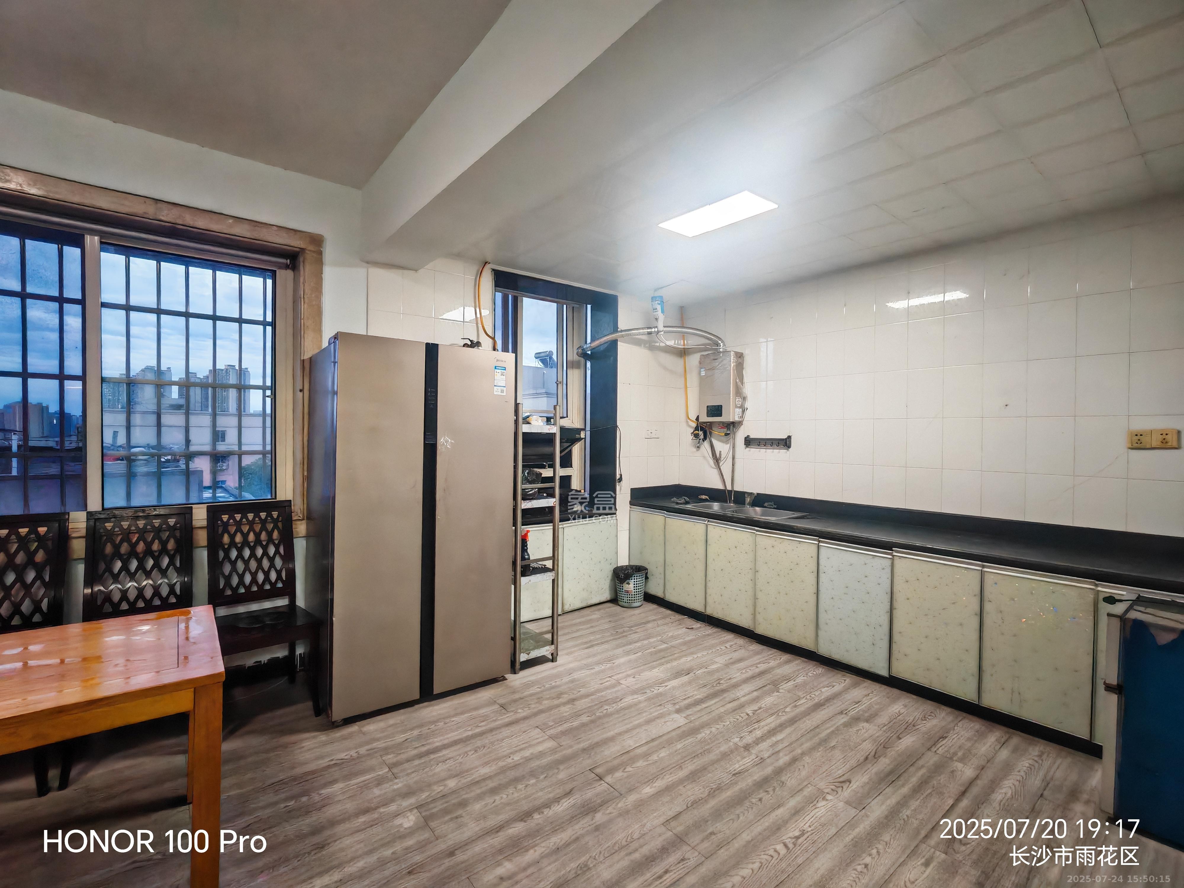 鑫天花园 4室2厅2卫 2600.0元/月 鑫天花园 4室2厅2卫 2600.0元/月室内图