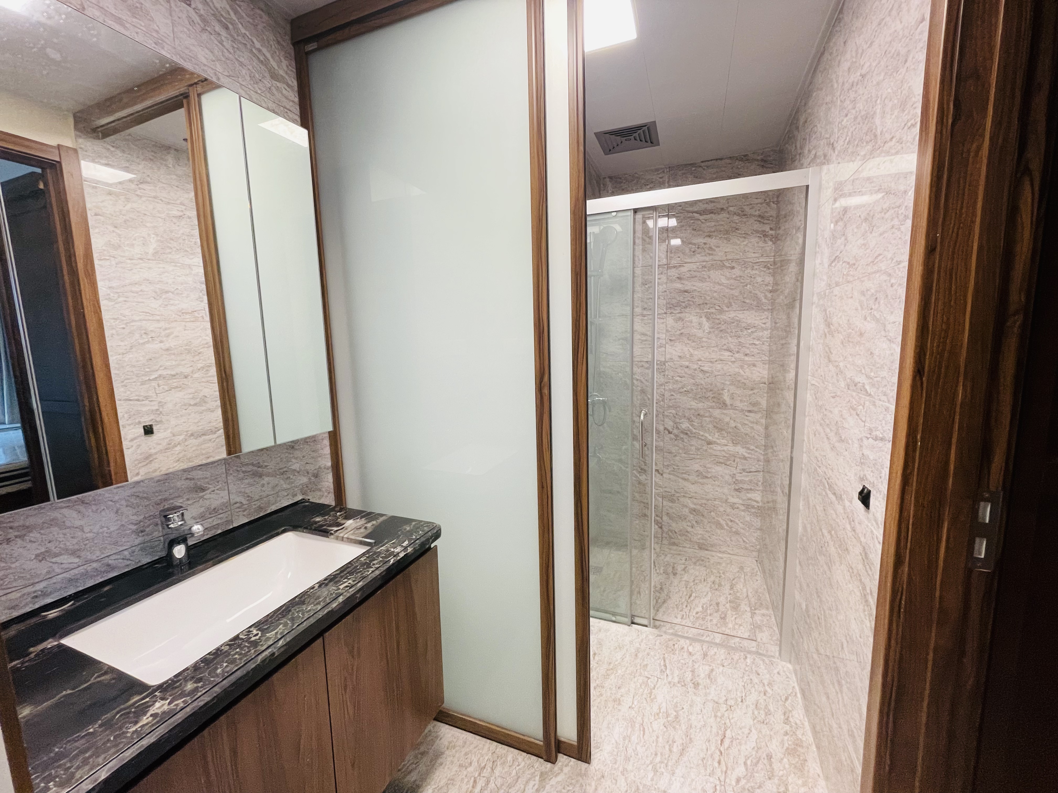 滨江海岸三期 1室1厅1卫 2100.00元/月 滨江海岸三期 1室1厅1卫 2100.00元/月室内图