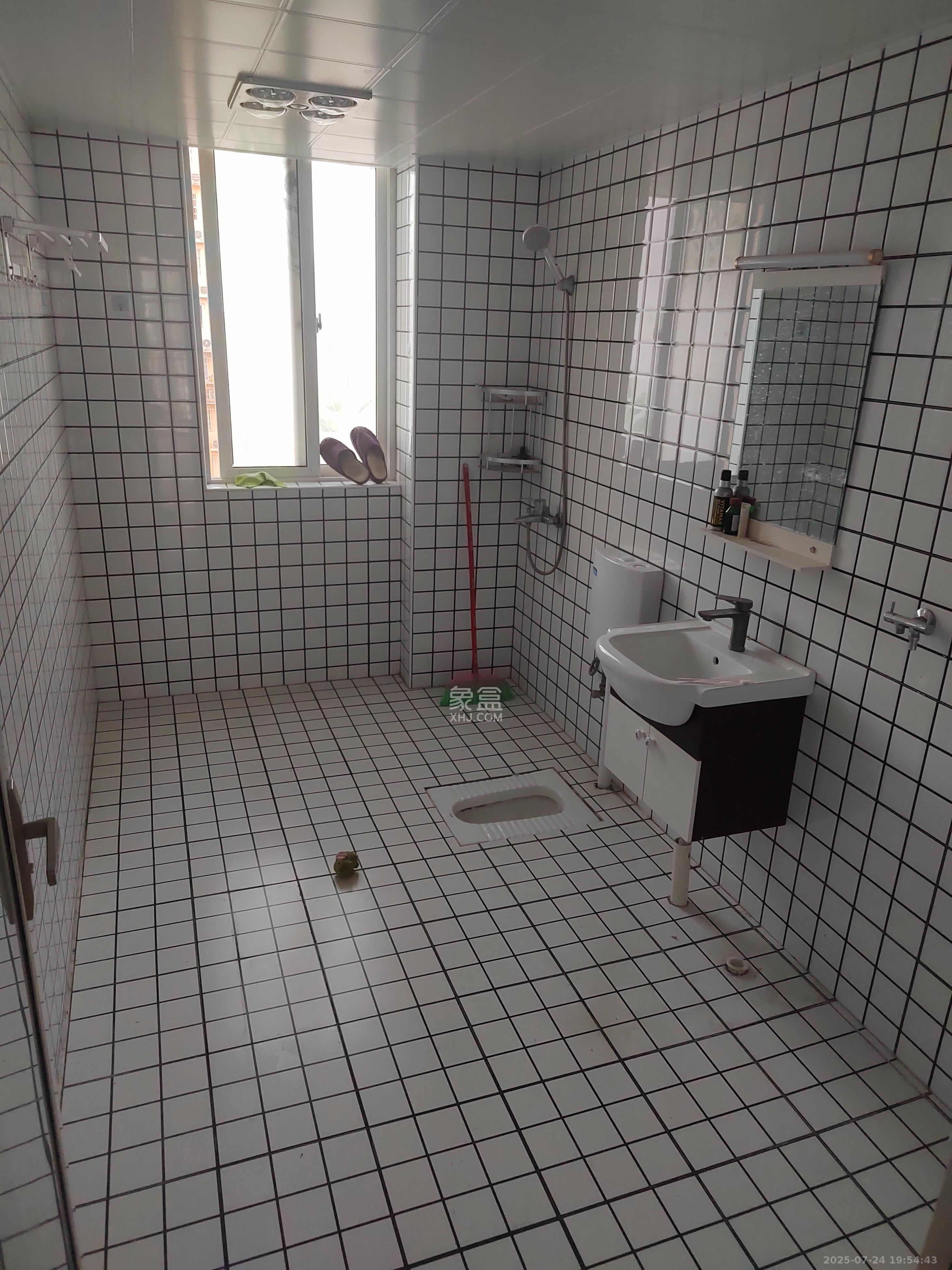 枫雅名苑 3室2厅2卫 2400.0元/月 枫雅名苑 3室2厅2卫 2400.0元/月室内图