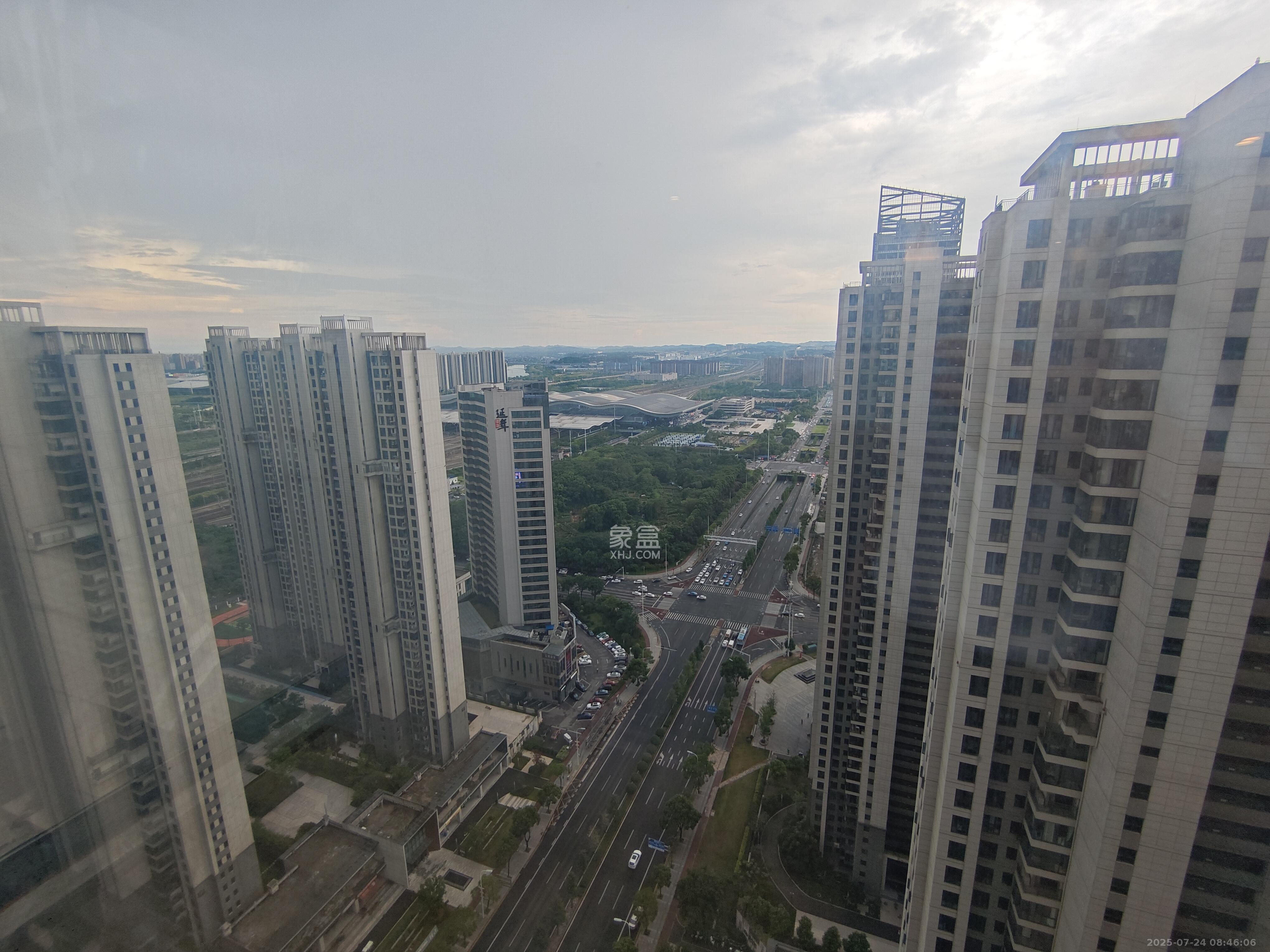 绿地长沙城际空间站（绿地新里佳苑）  4室2厅2卫   3800.00元/月室内图
