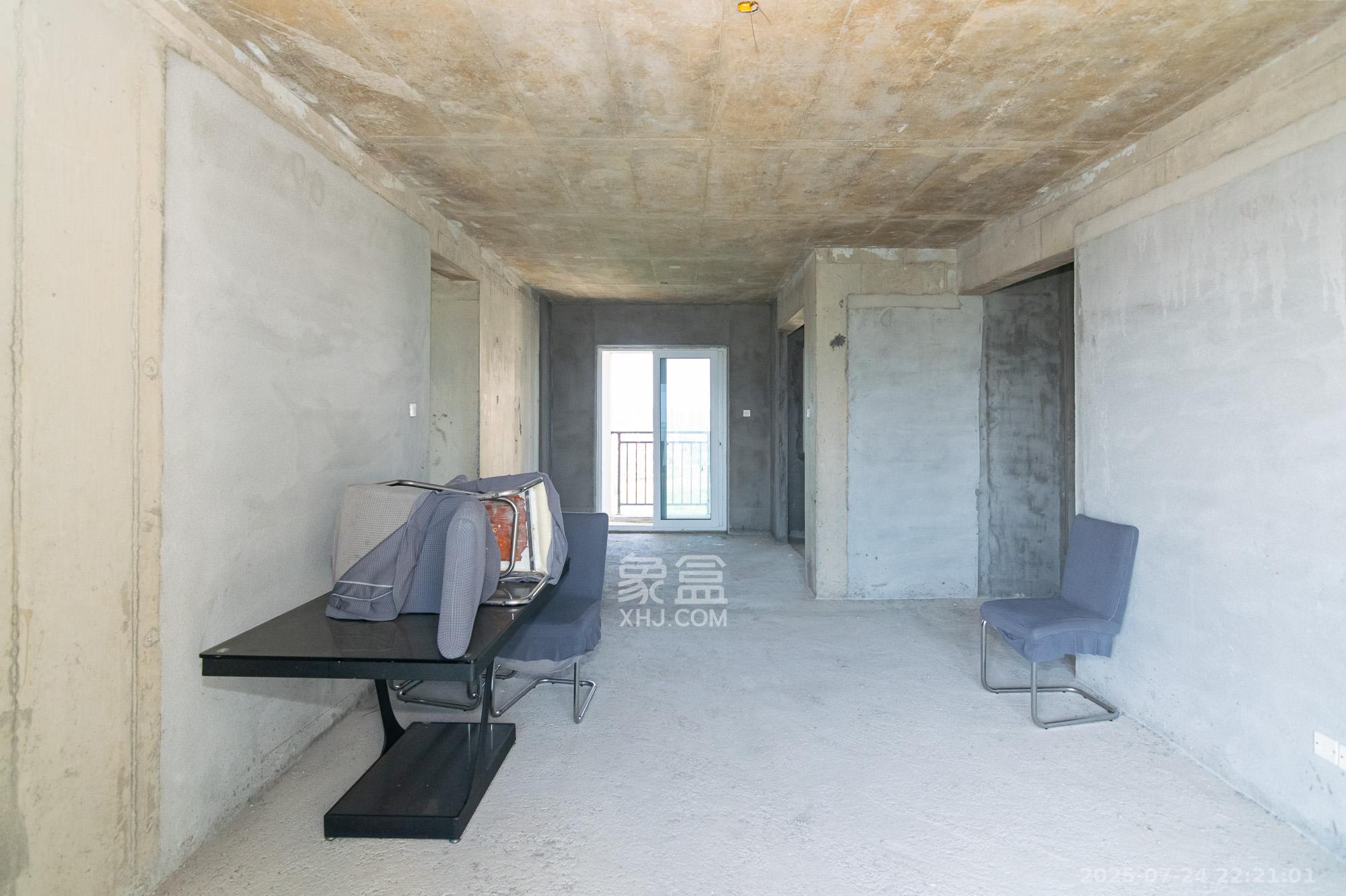 望达智造小镇望云湖  4室2厅2卫    66.0万客厅