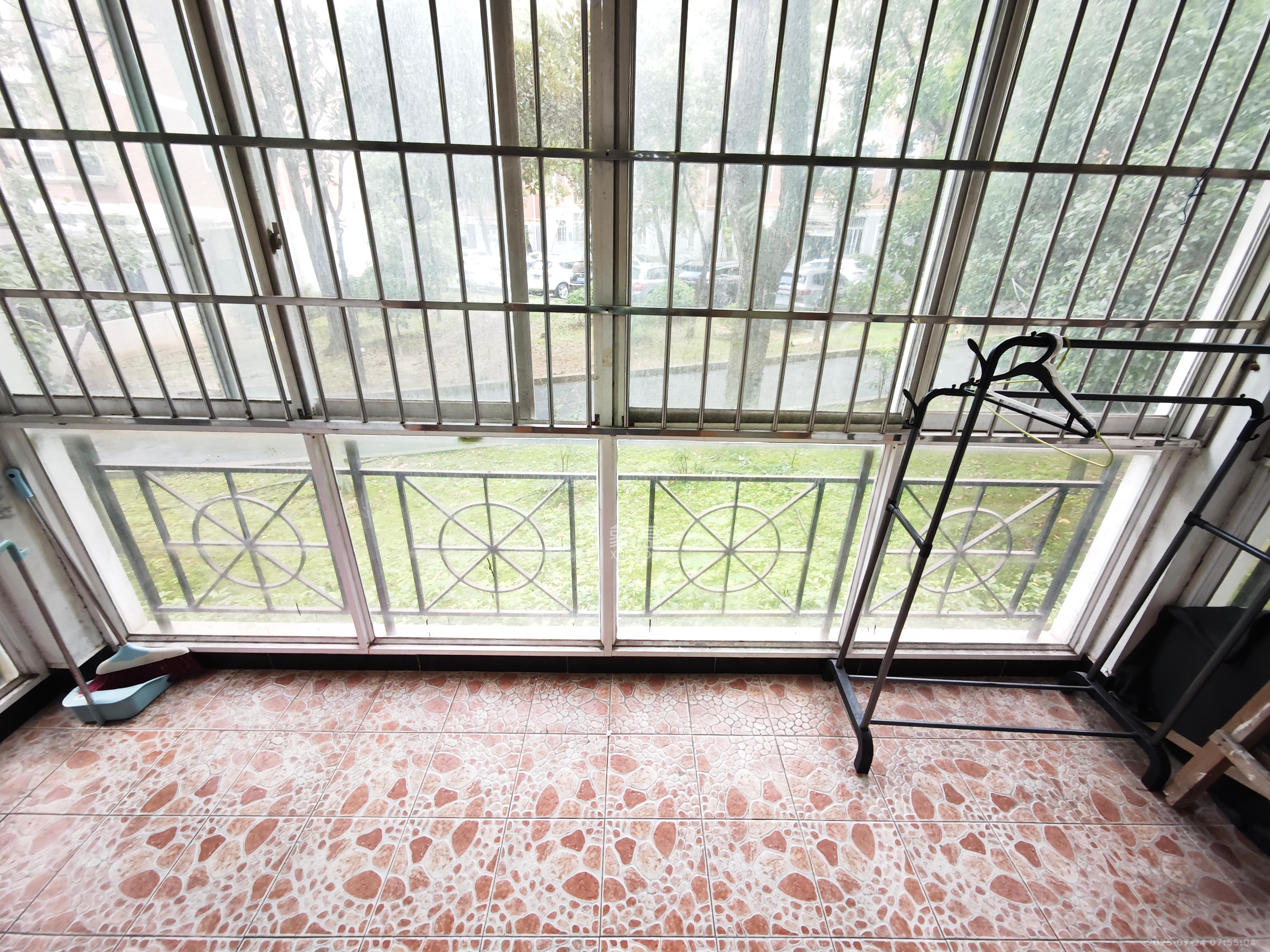 山水人家一二期 3室2厅2卫 2000.0元/月 山水人家一二期 3室2厅2卫 2000.0元/月室内图