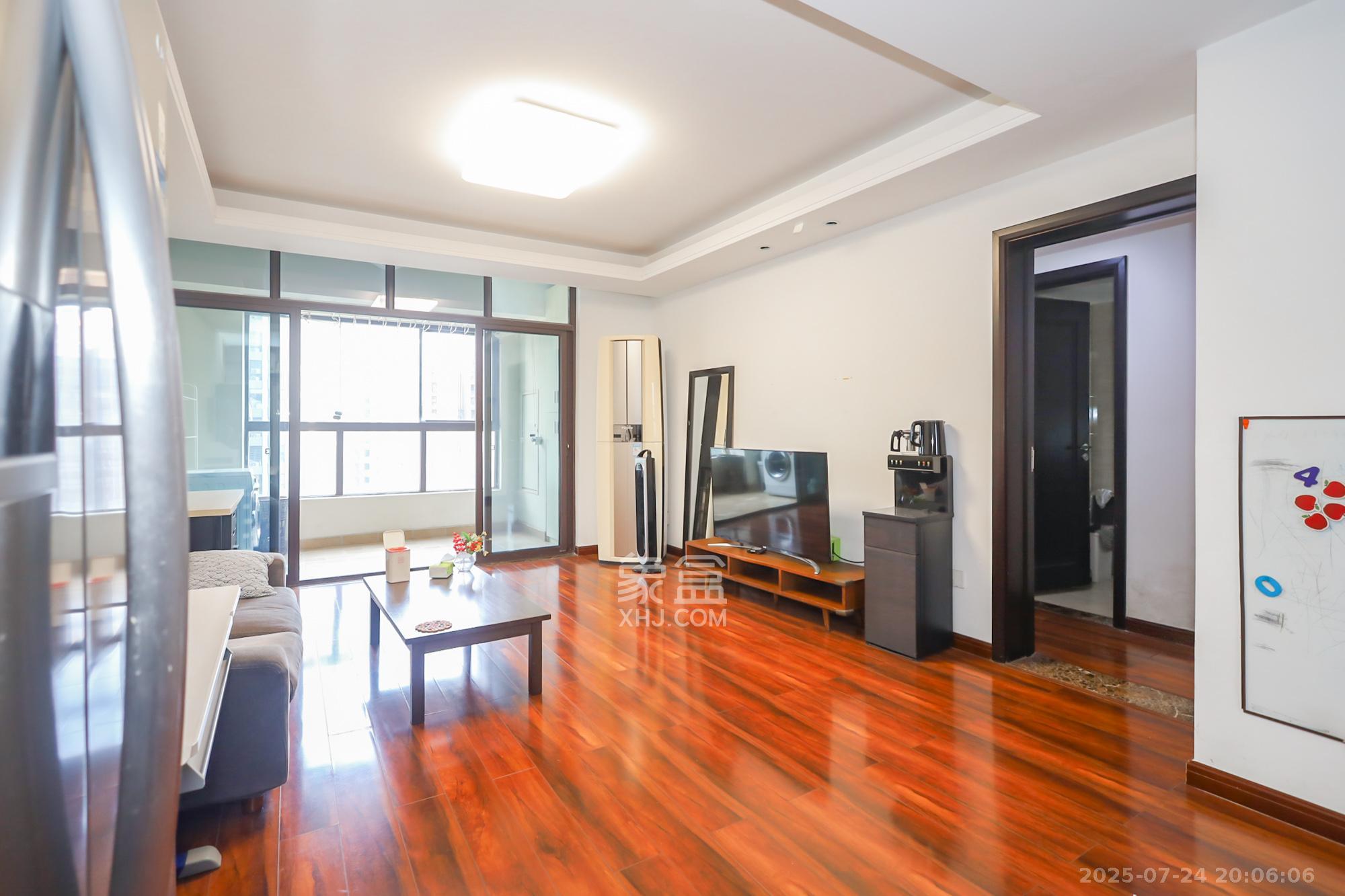 绿地中央广场 3室2厅2卫 125.0万 绿地中央广场 3室2厅2卫 125.0万客厅